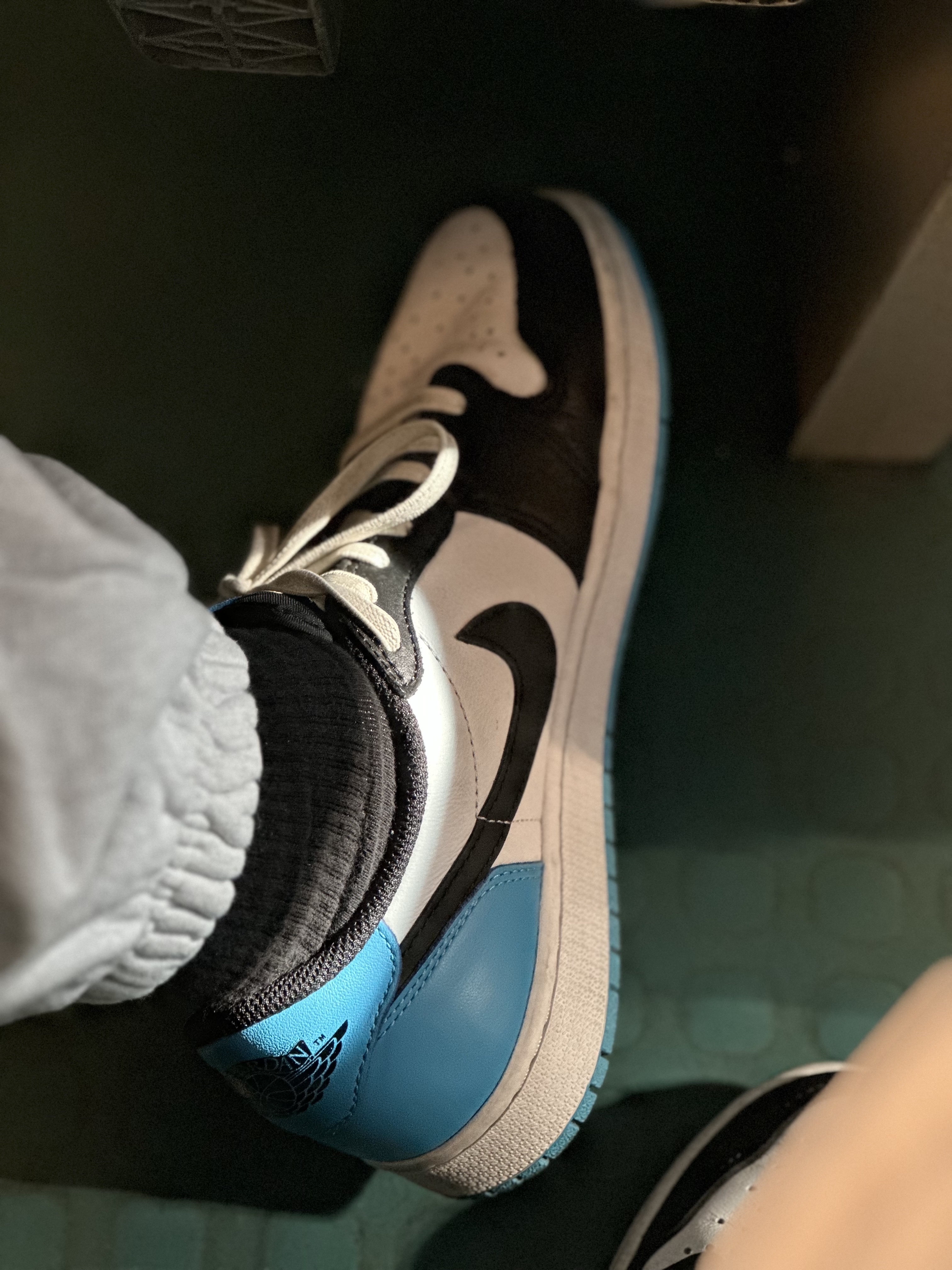 Jordan 1 Retro Low OG Black and Dark Powder Blue 착용 스타일
