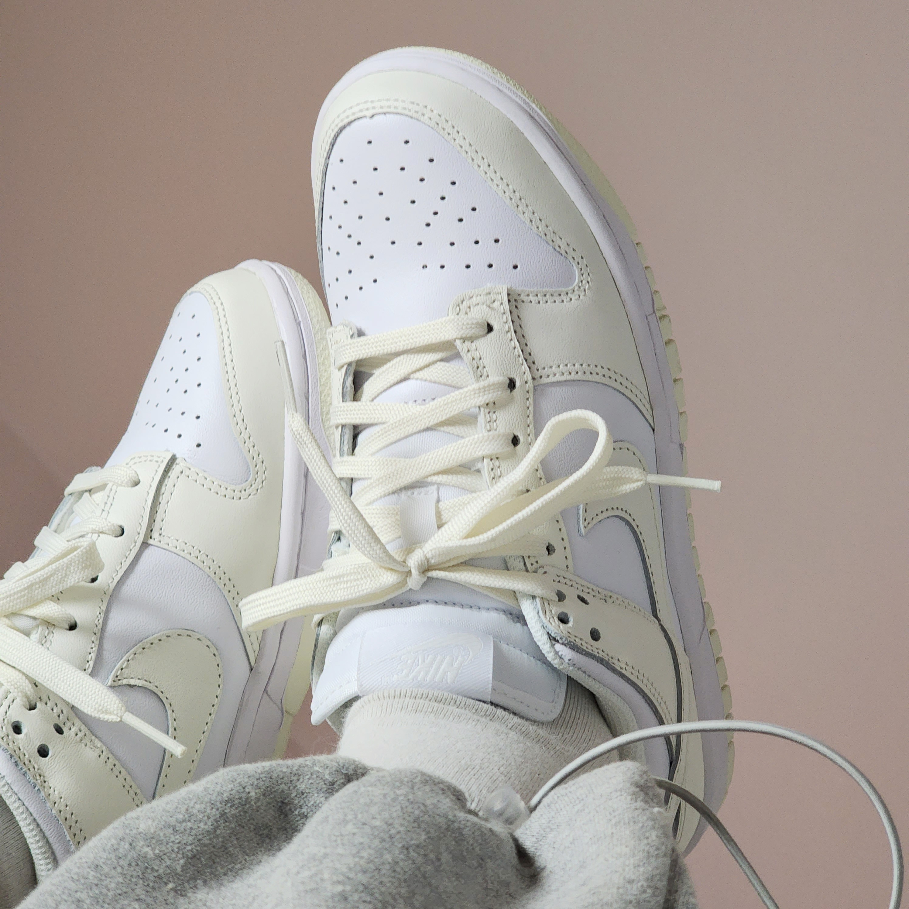(W) Nike Dunk Low White and Sail 착용 스타일 - 2