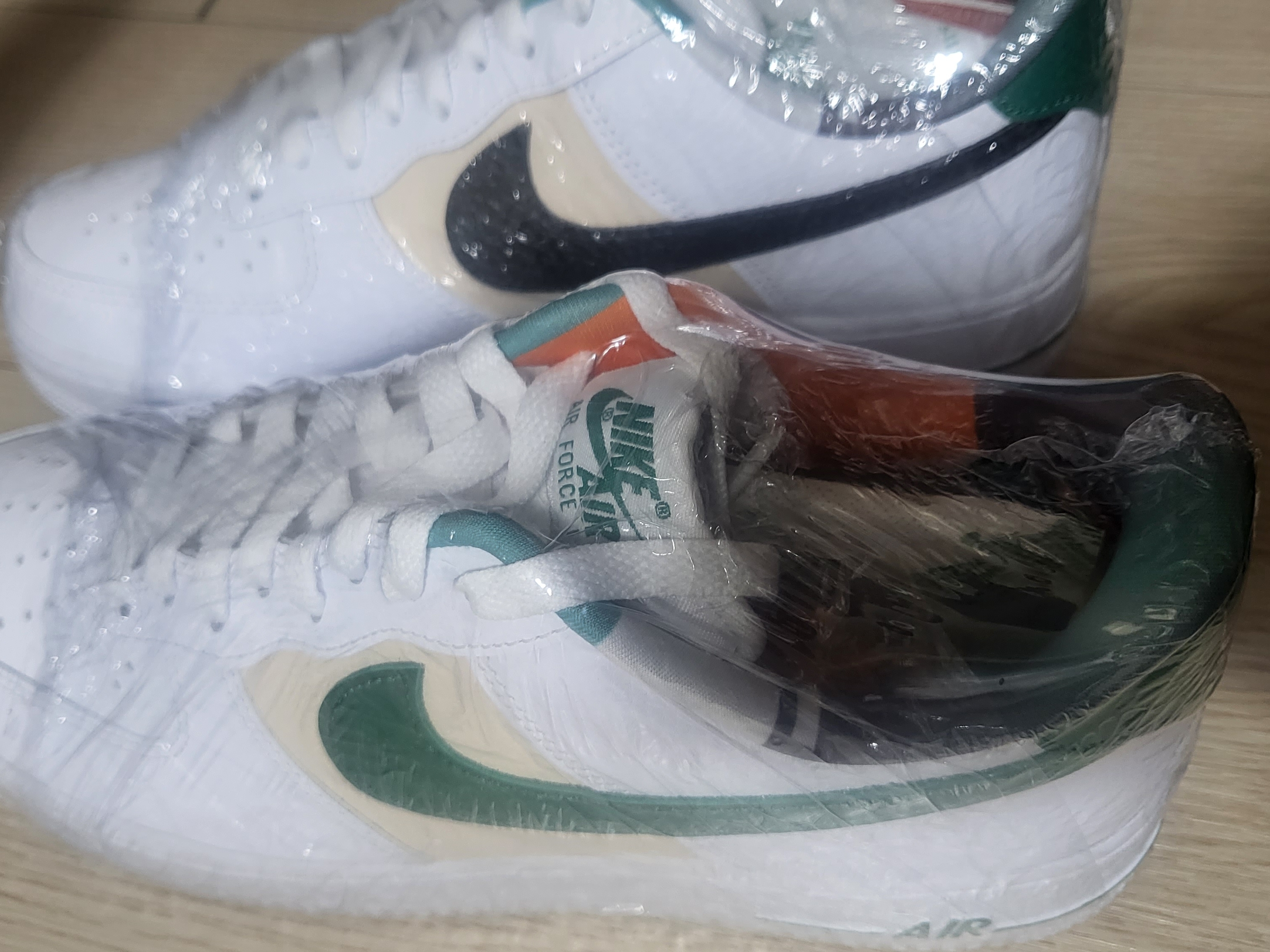 Nike Air Force 1 '07 LV8 EMB White Malachite 착용 스타일