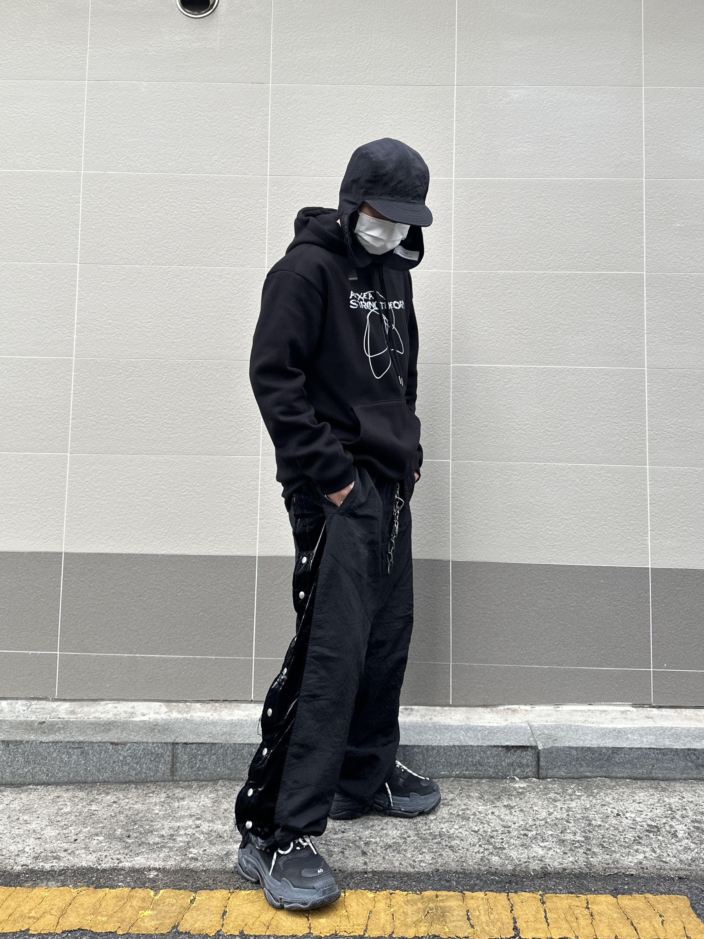 AOP Snap Track Pants Meta Black 착용 스타일 - 2