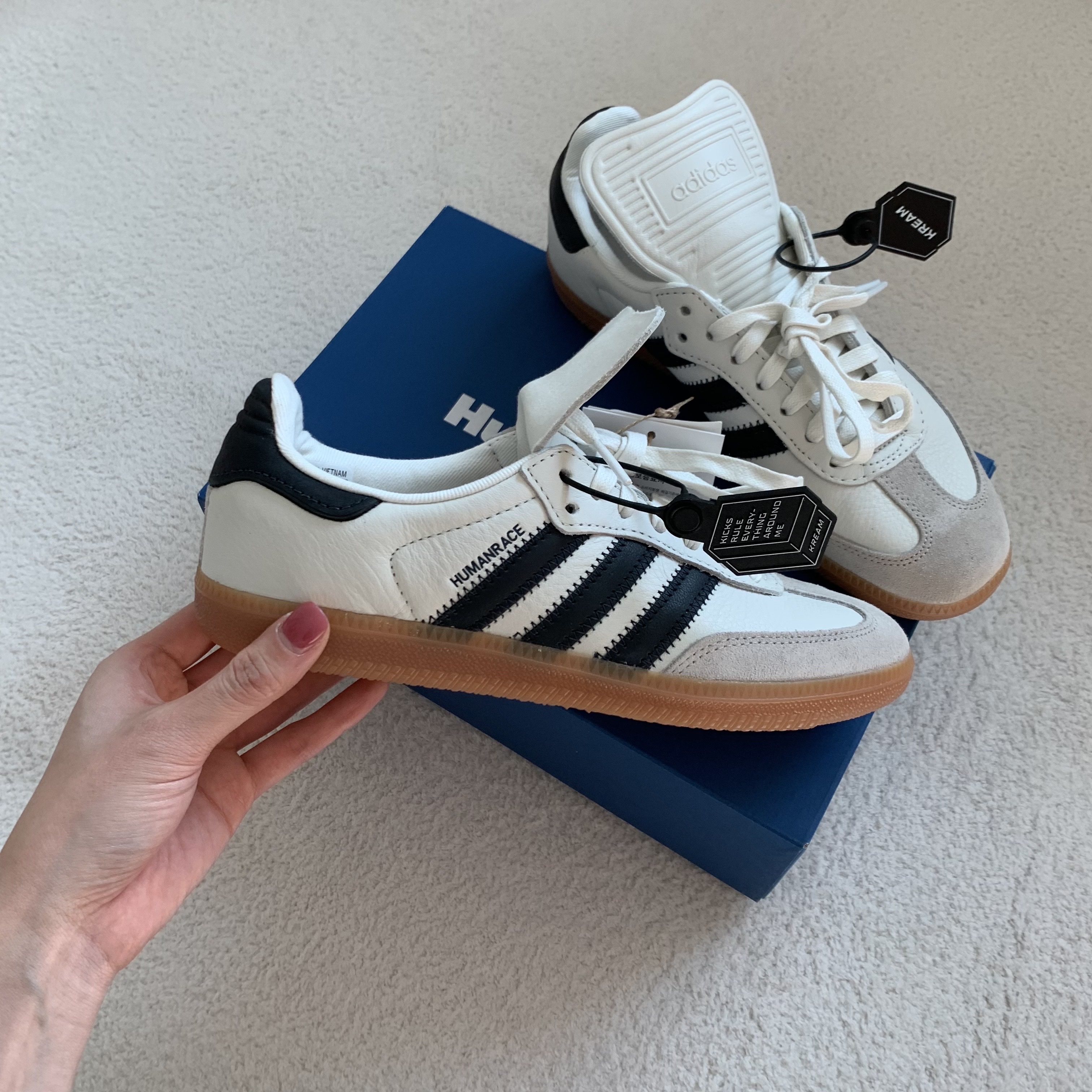 Adidas x Pharrell Williams Humanrace Samba Cloud White Night Grey 착용 스타일 - 1