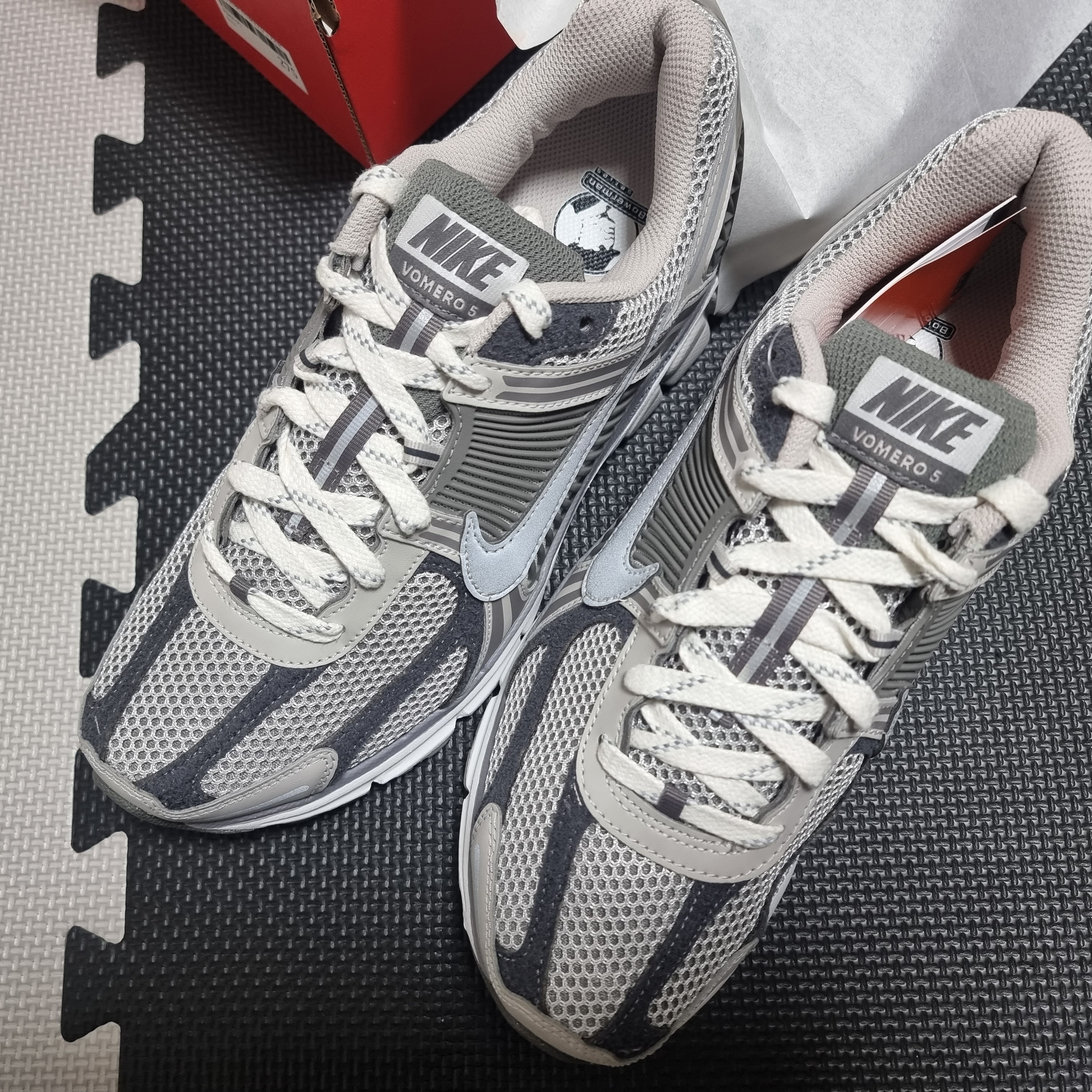 Nike Zoom Vomero 5 PRM Light Iron Ore and Flat Fewter 착용 스타일 - 4