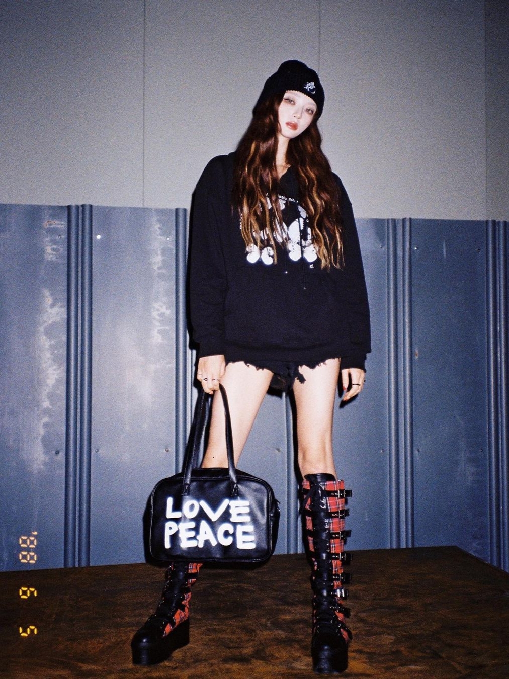 Saenginstudios Women Love Peace Bag Black 착용 스타일 - 1