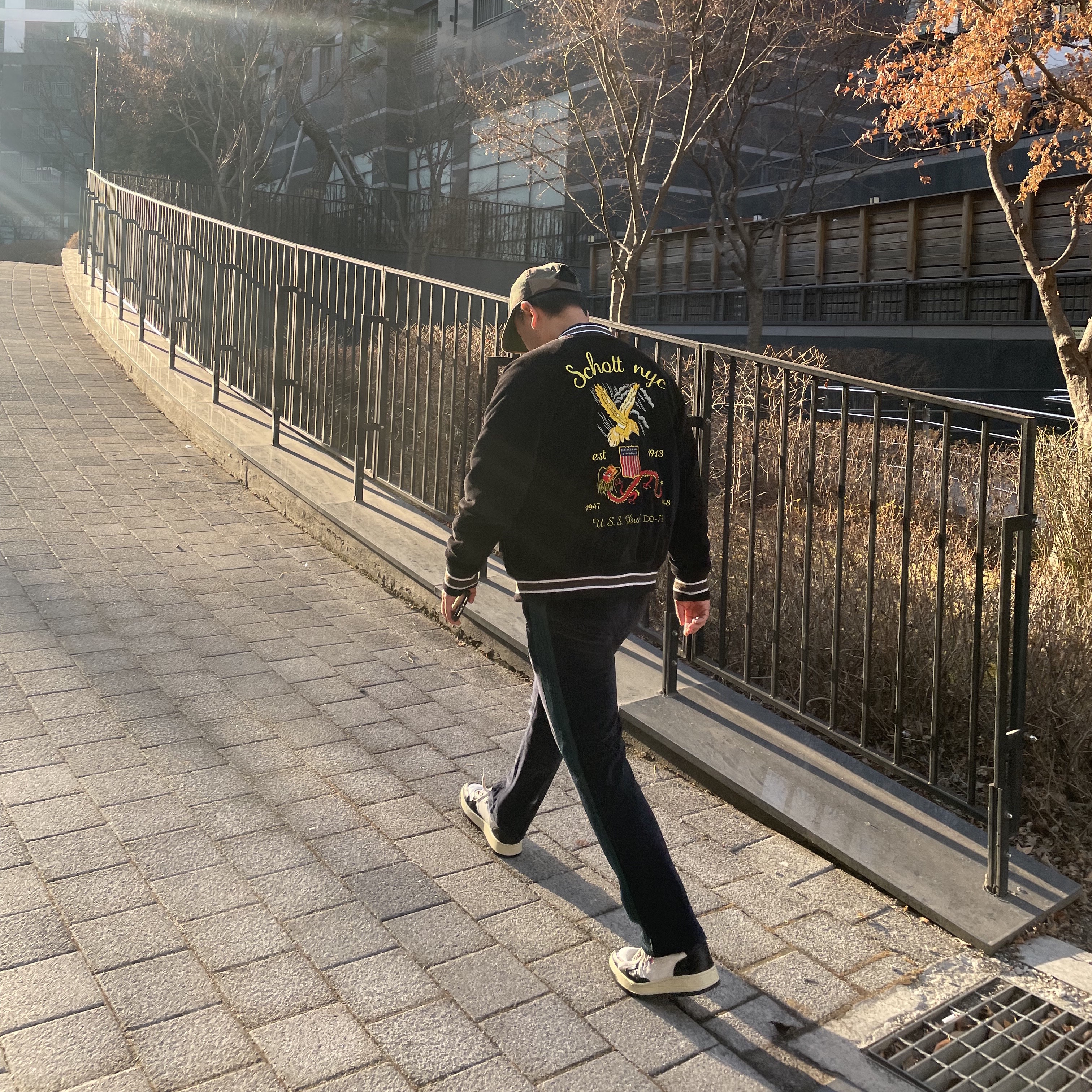 Autry Medalist Low Leather Sneakers Black White, Needles Narrow Track Pants Velour Navy 착용 스타일 - 2