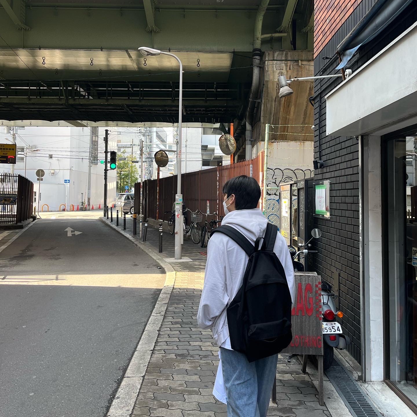 Balenciaga 3XL Patched T-Shirt Hoodie Oversized Off White, Jordan 1 x Travis Scott Retro Low OG SP Sail and Ridgerock 착용 스타일 - 4