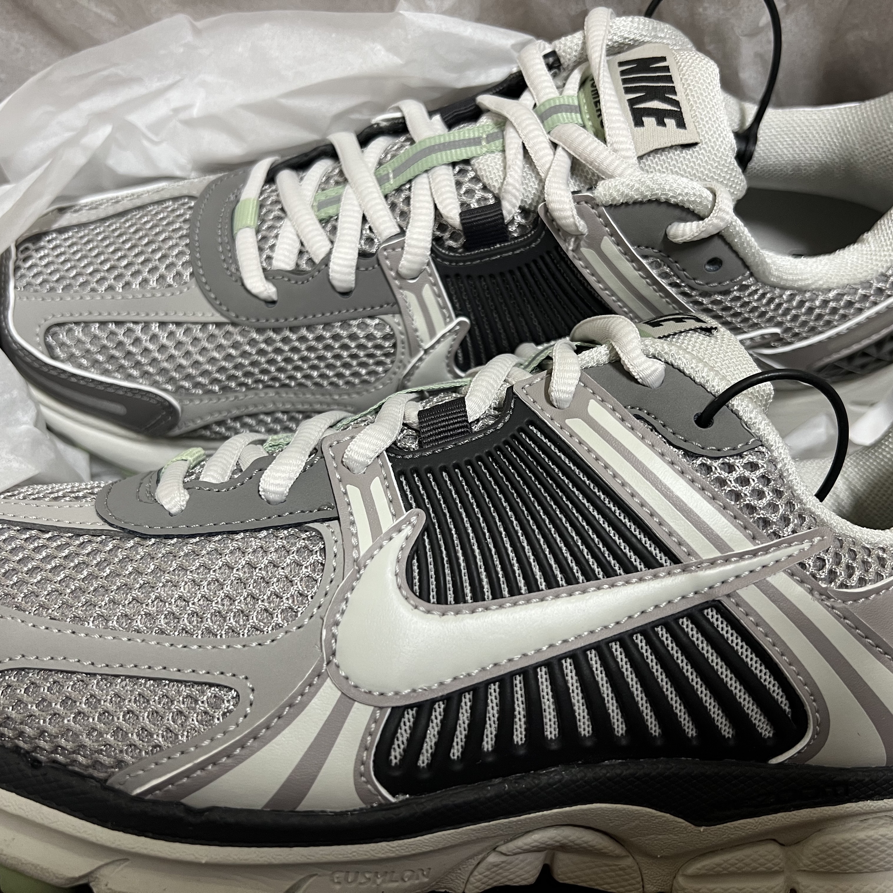 (W) Nike Zoom Vomero 5 Cobblestone and Flat Pewter 착용 스타일