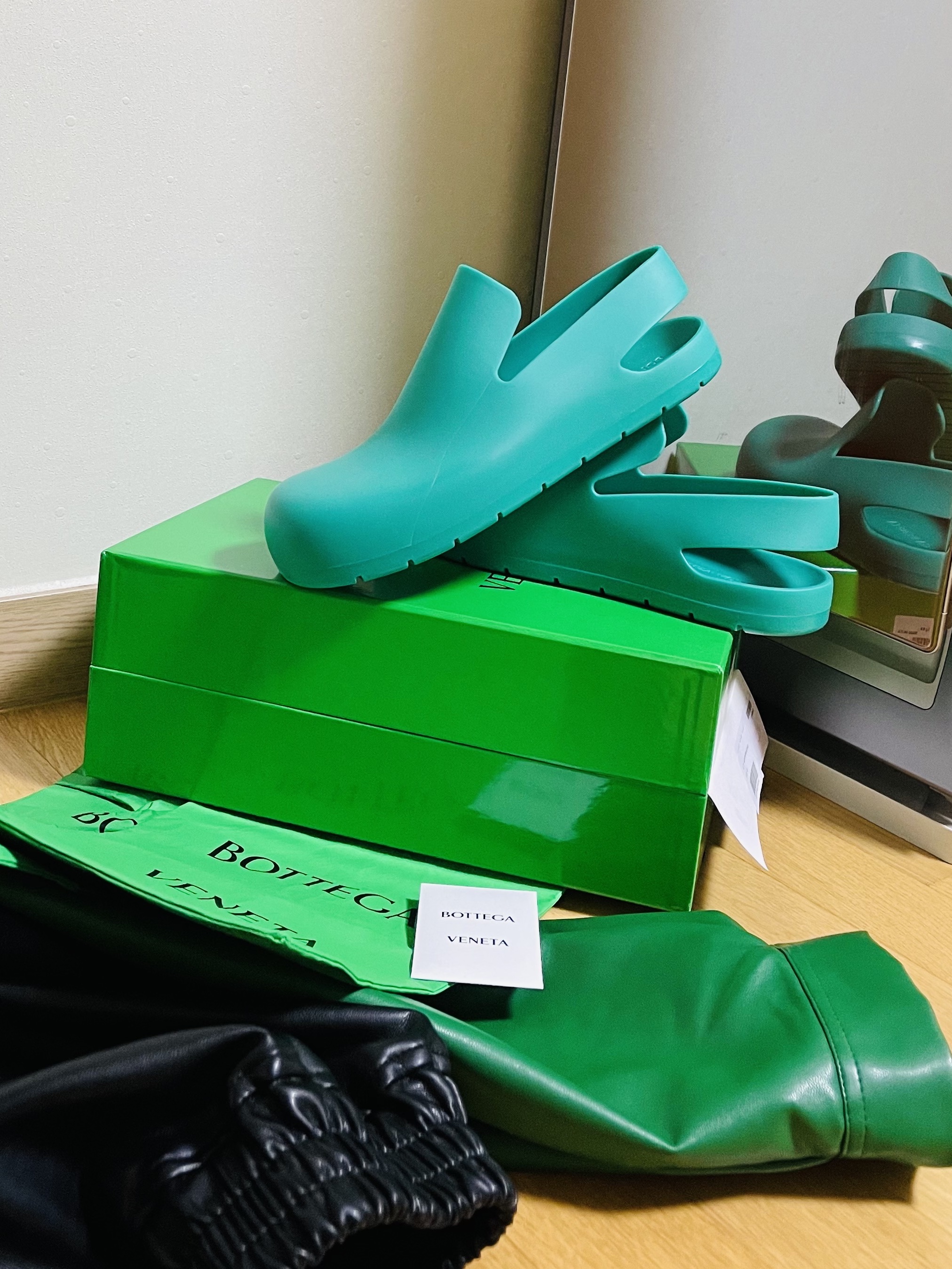Bottega Veneta Puddle Sandal Acid Turquoise 착용 스타일