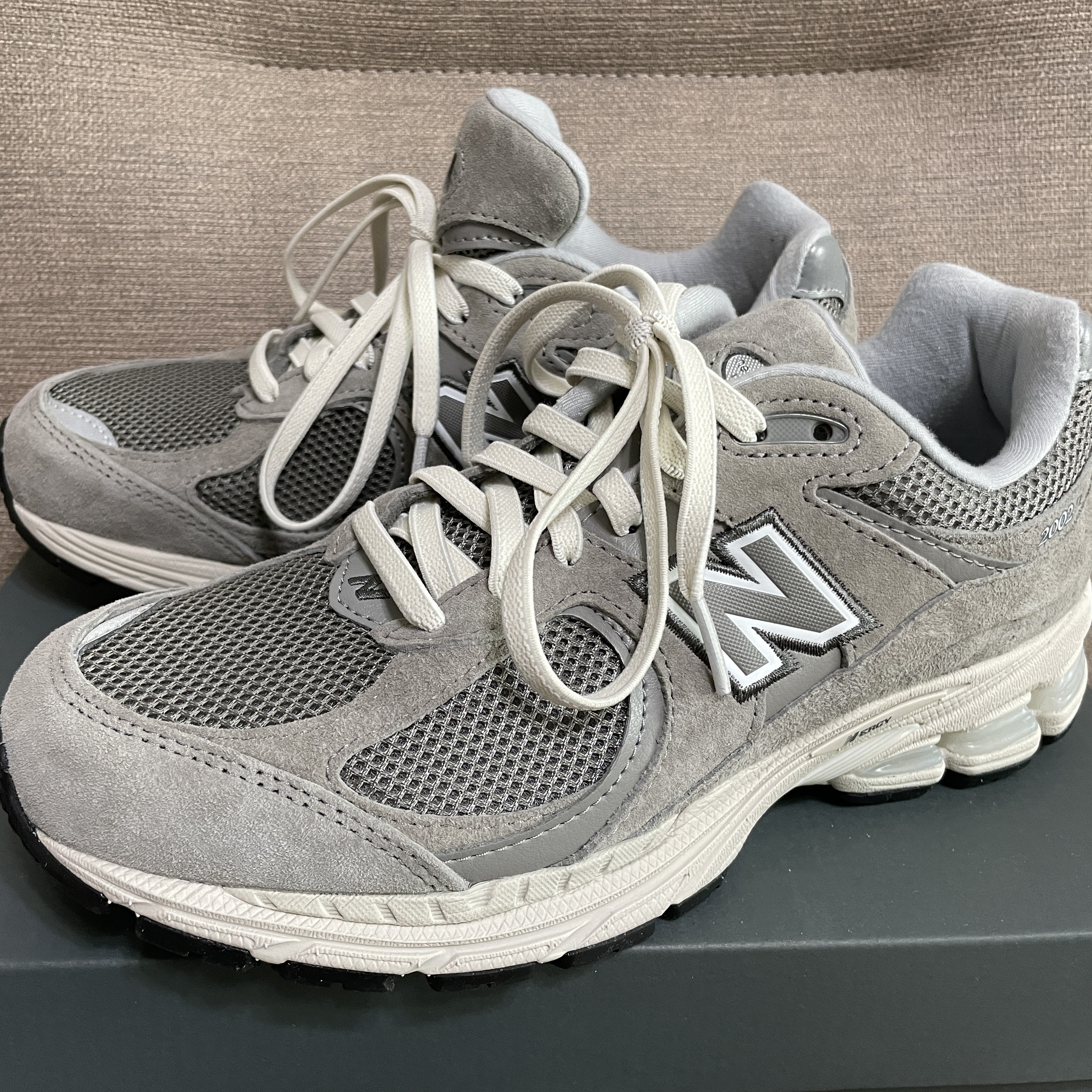 New Balance 2002R Grey 착용 스타일