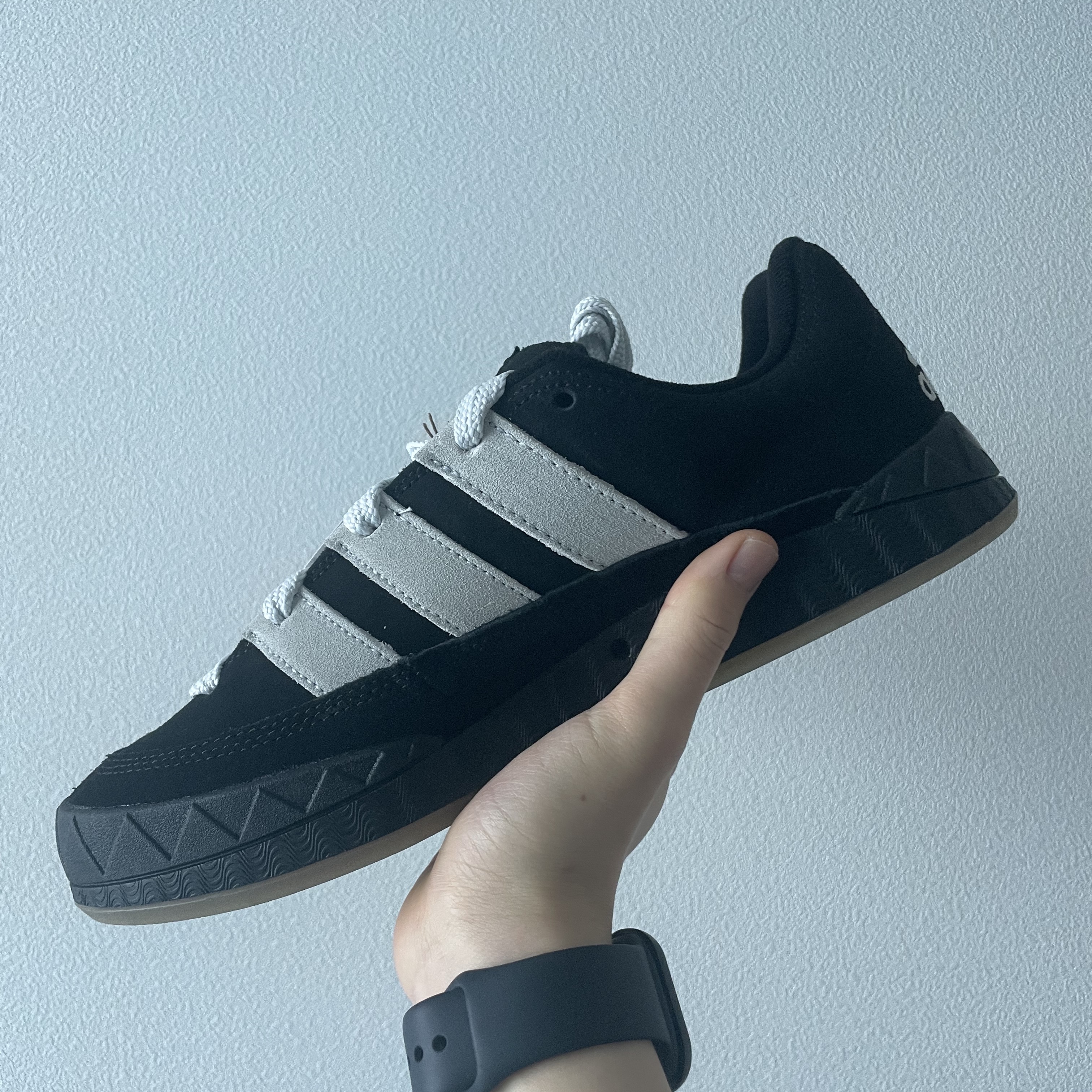 Adidas Adimatic Core Black Crystal White 착용 스타일