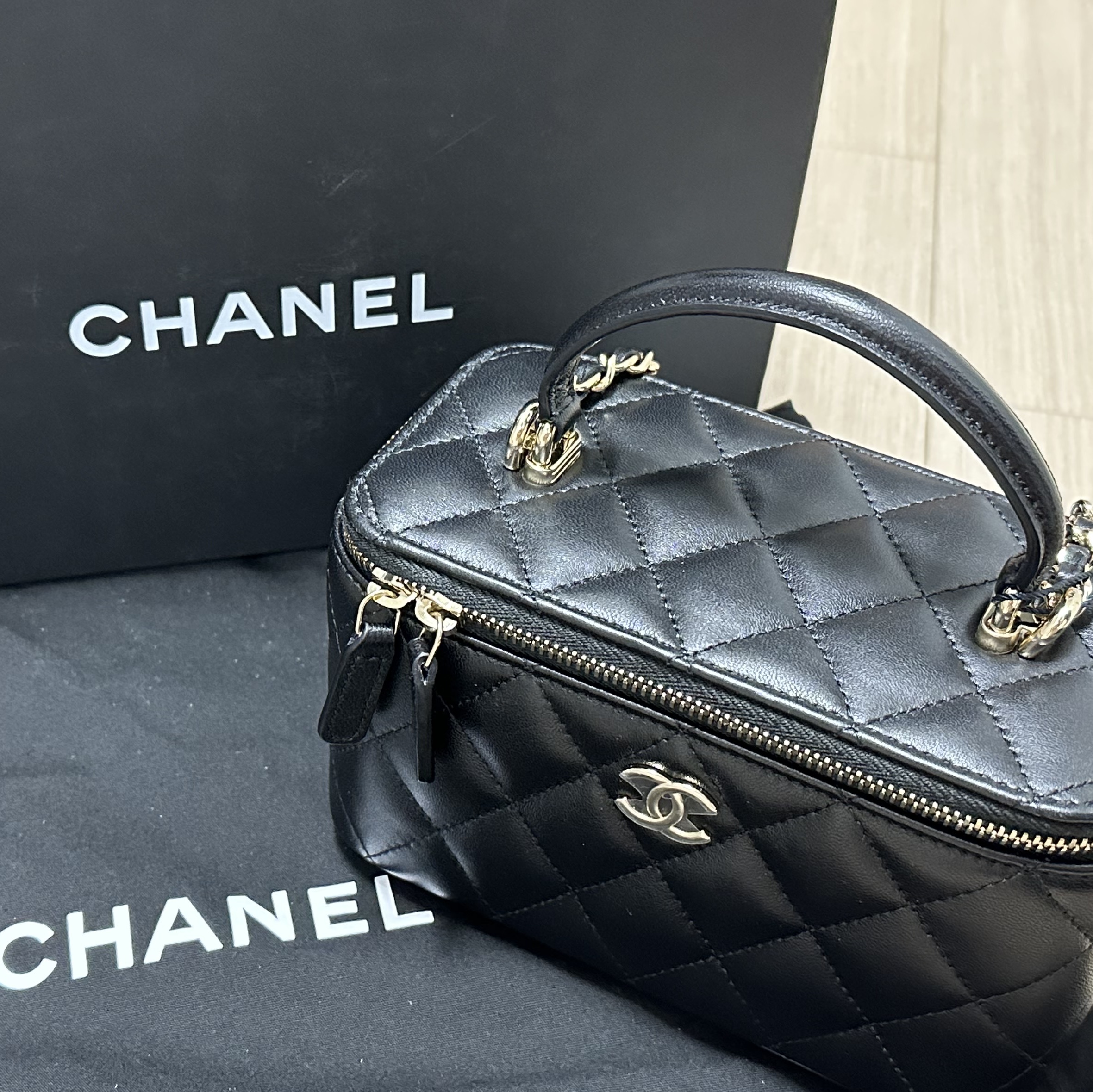 Chanel Vanity With Chain Lambskin & Gold Black 착용 스타일 - 1