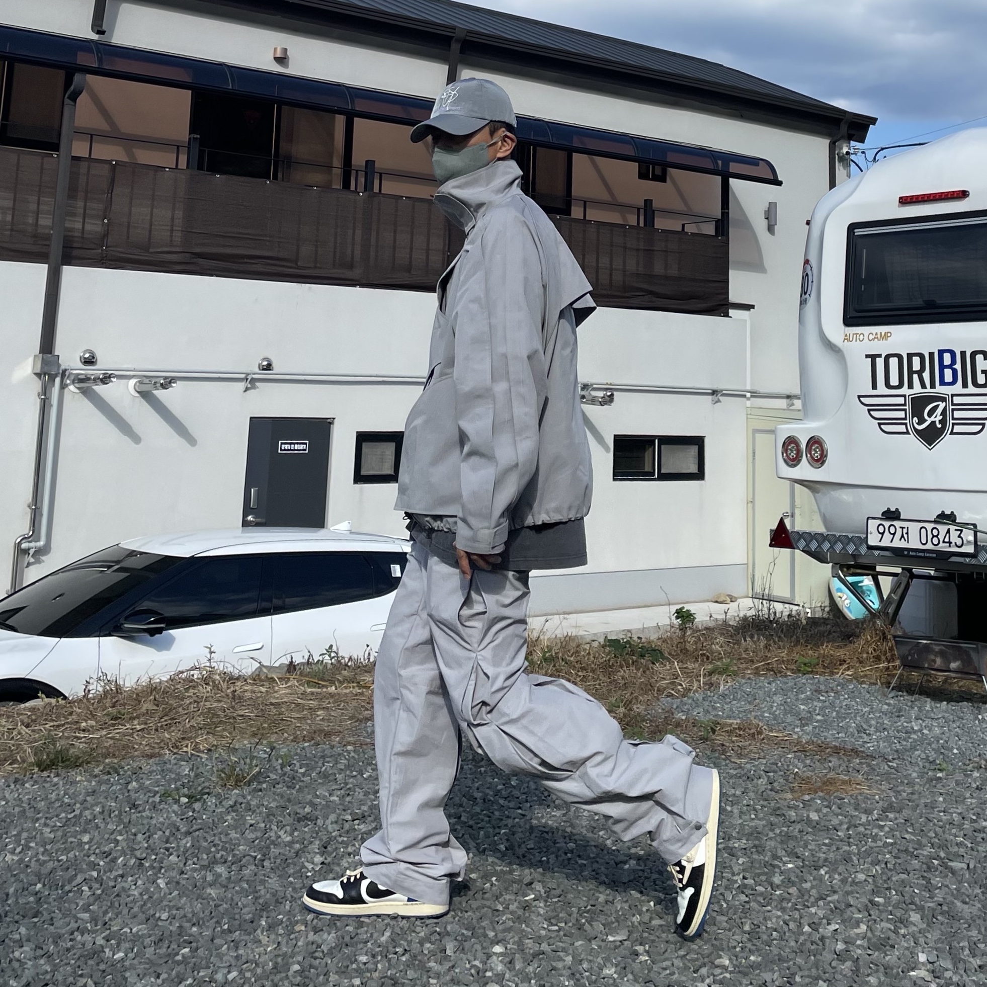AOP Multi Layered Jacket Dust grey, Jordan 1 x Travis Scott x Fragment Retro Low OG SP Military Blue 착용 스타일
