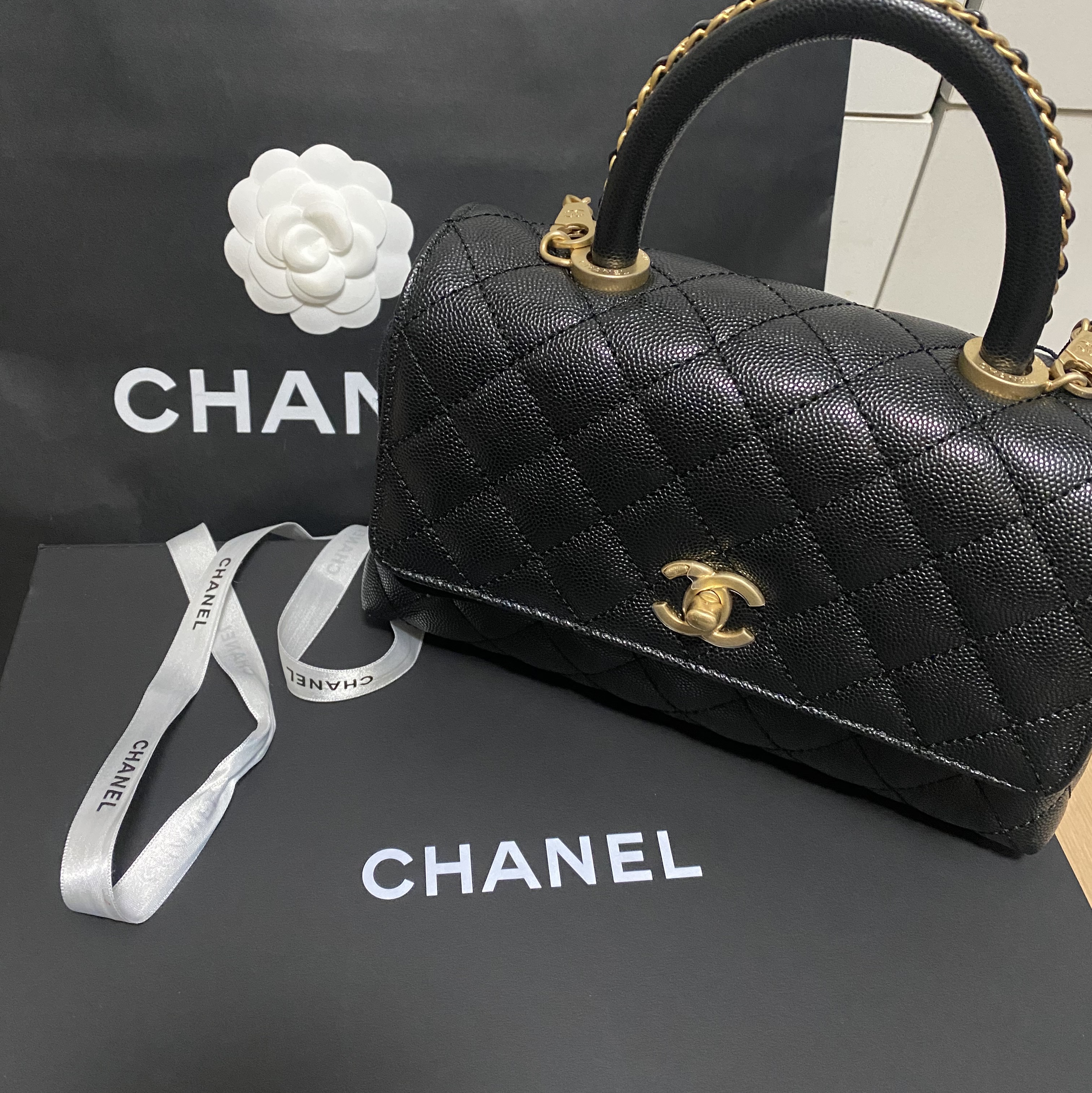 Chanel Flap Bag with Top Handle Shiny Grained Calfskin & Gold Black 착용 스타일