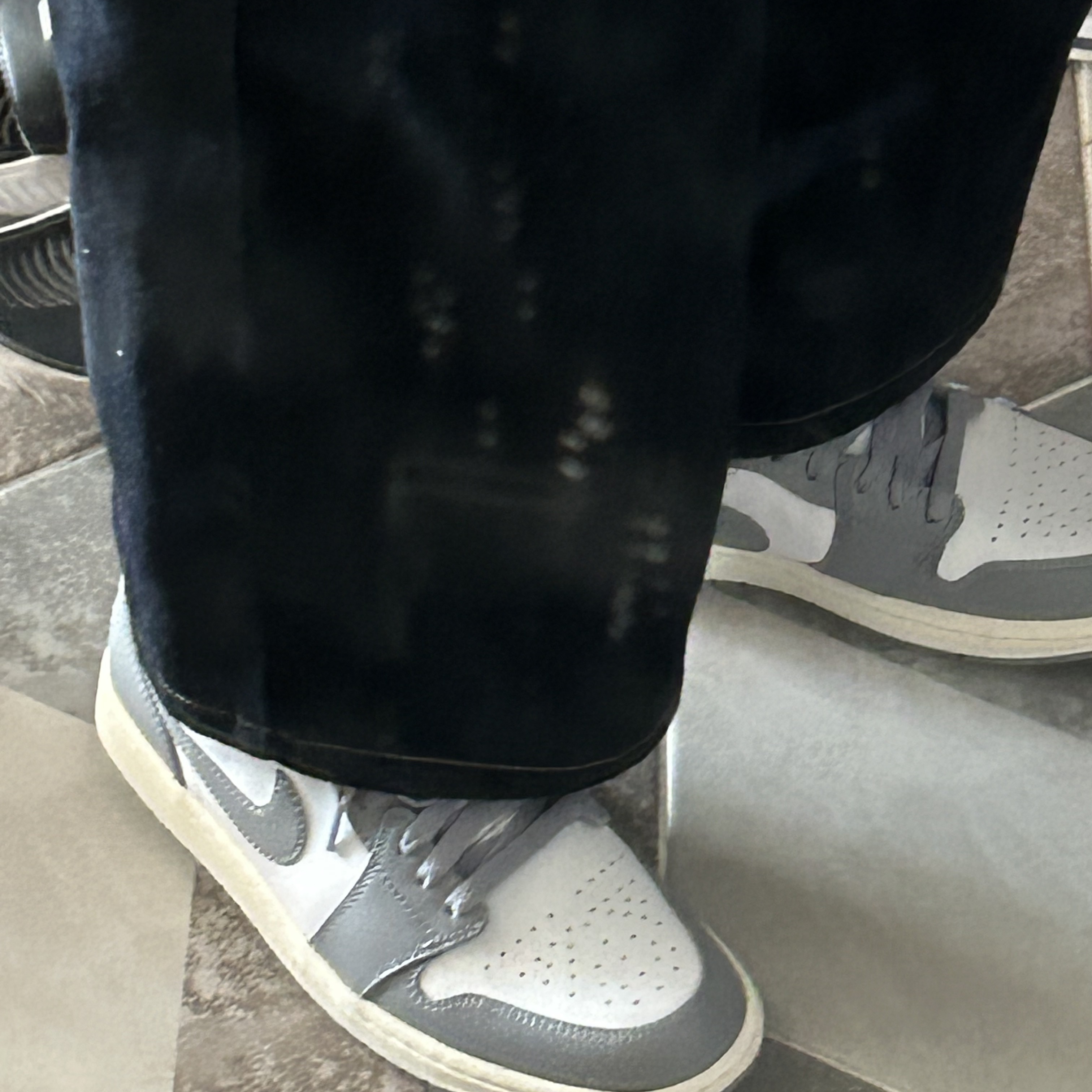 Jordan 1 Low Stealth and White 착용 스타일 - 3