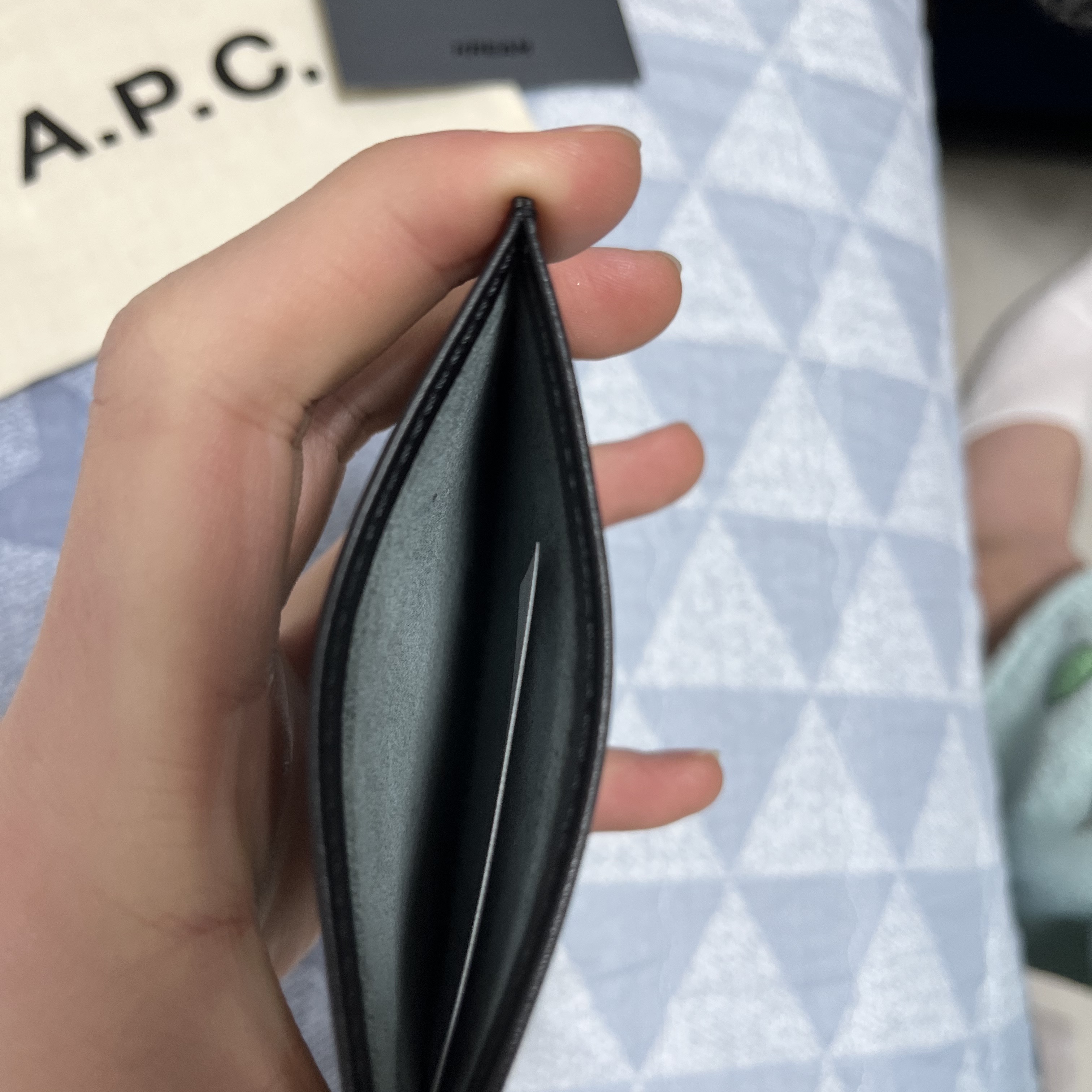 A.P.C. Andre Card Holder Black 착용 스타일 - 3
