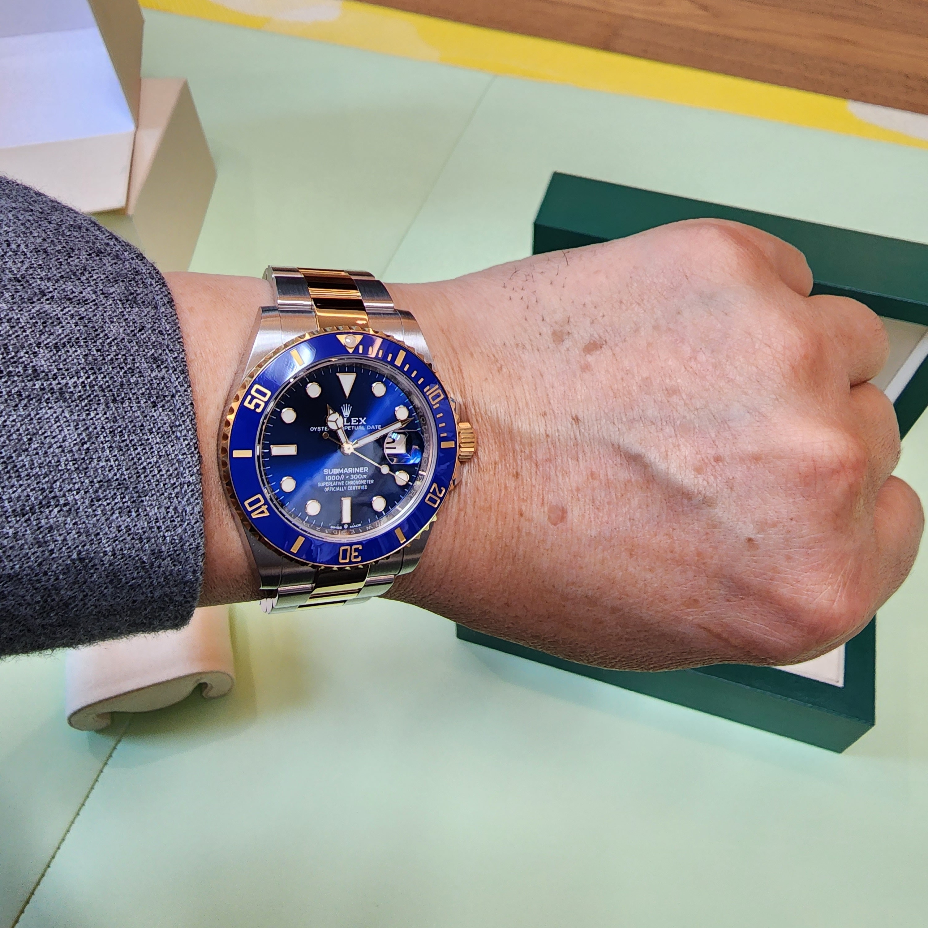 Rolex Submariner Date 41mm 126613LB Royal Blue Oyster 착용 스타일 - 3