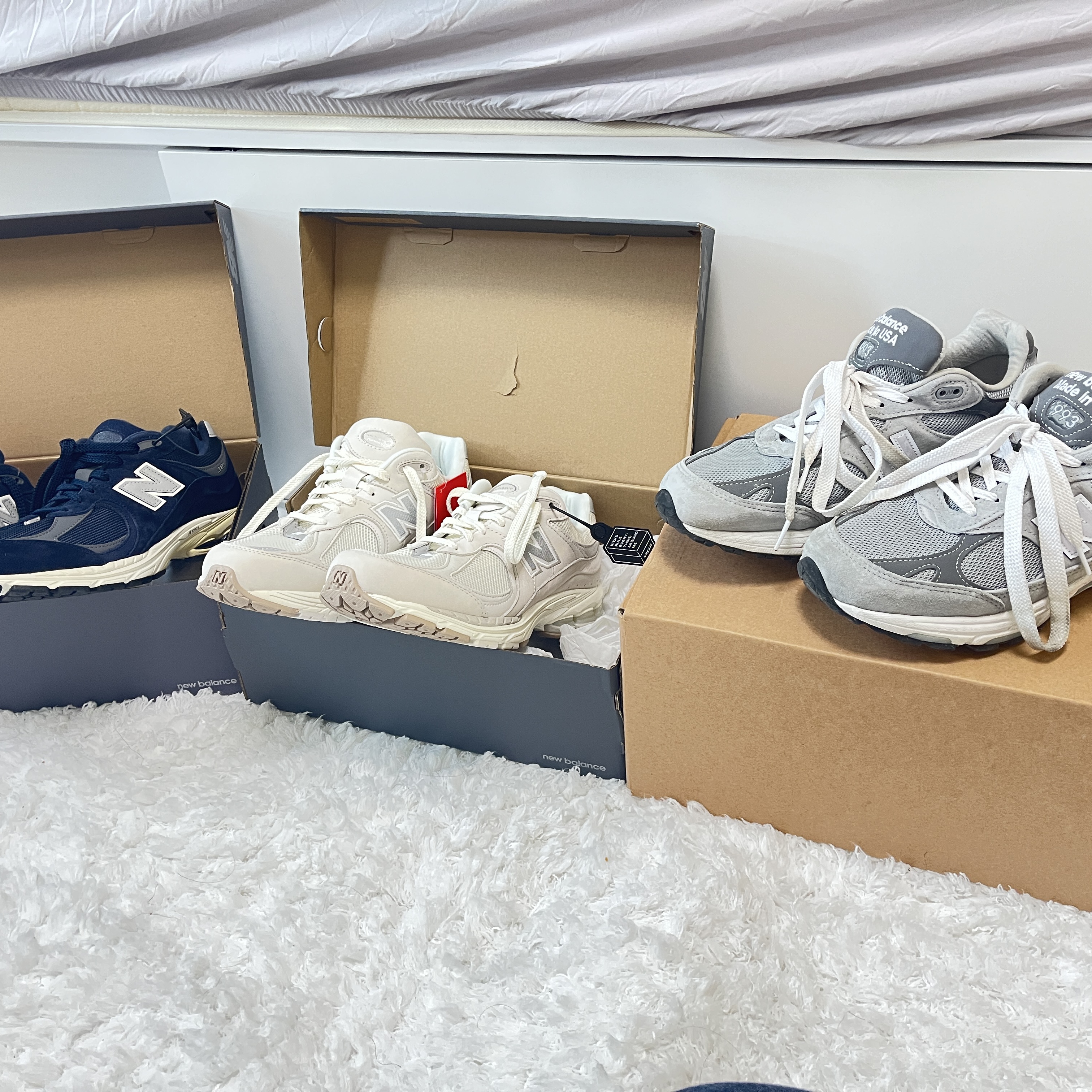 New Balance 2002R Eclipse Castlerock, New Balance 2002R White Ivory 착용 스타일 - 1