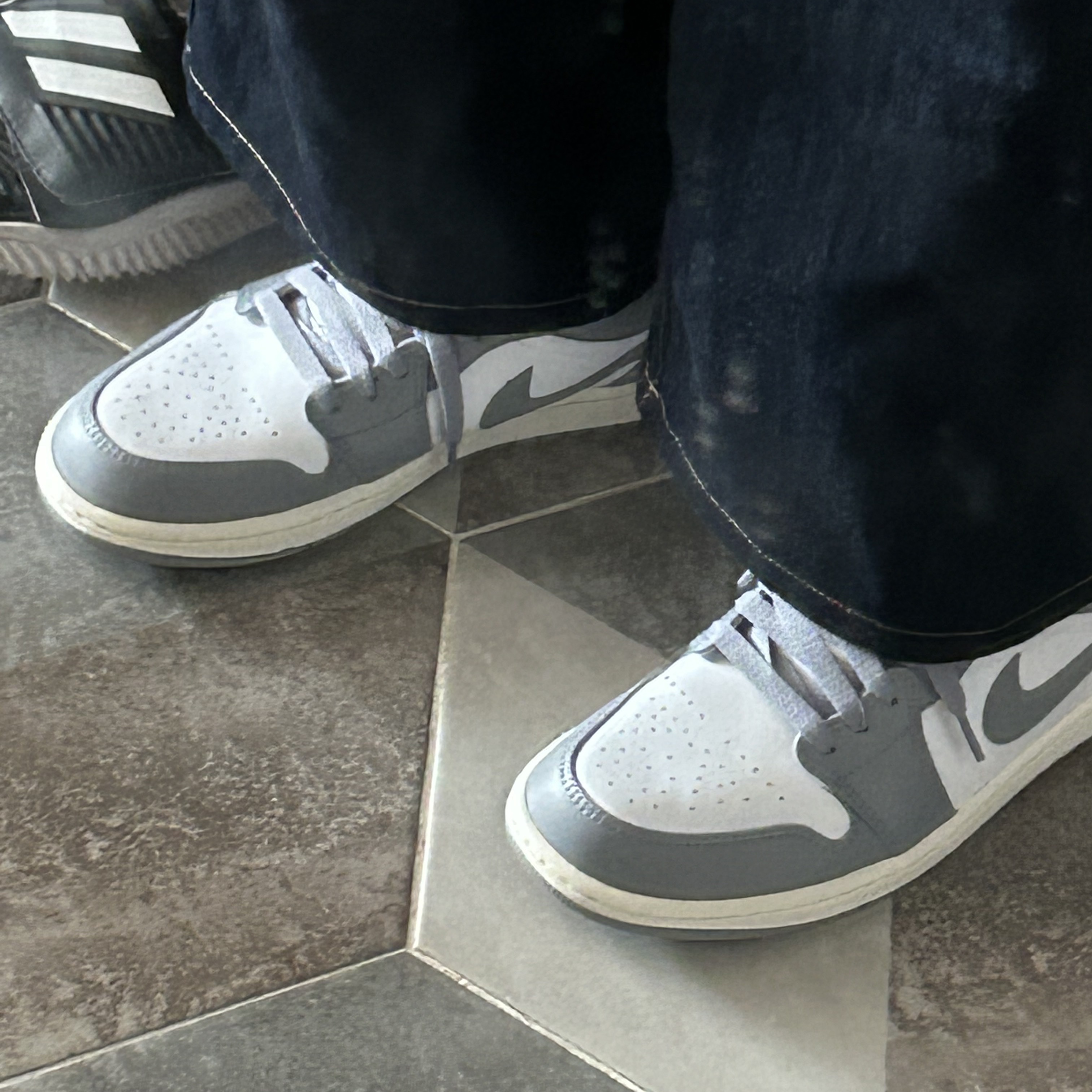 Jordan 1 Low Stealth and White 착용 스타일 - 2