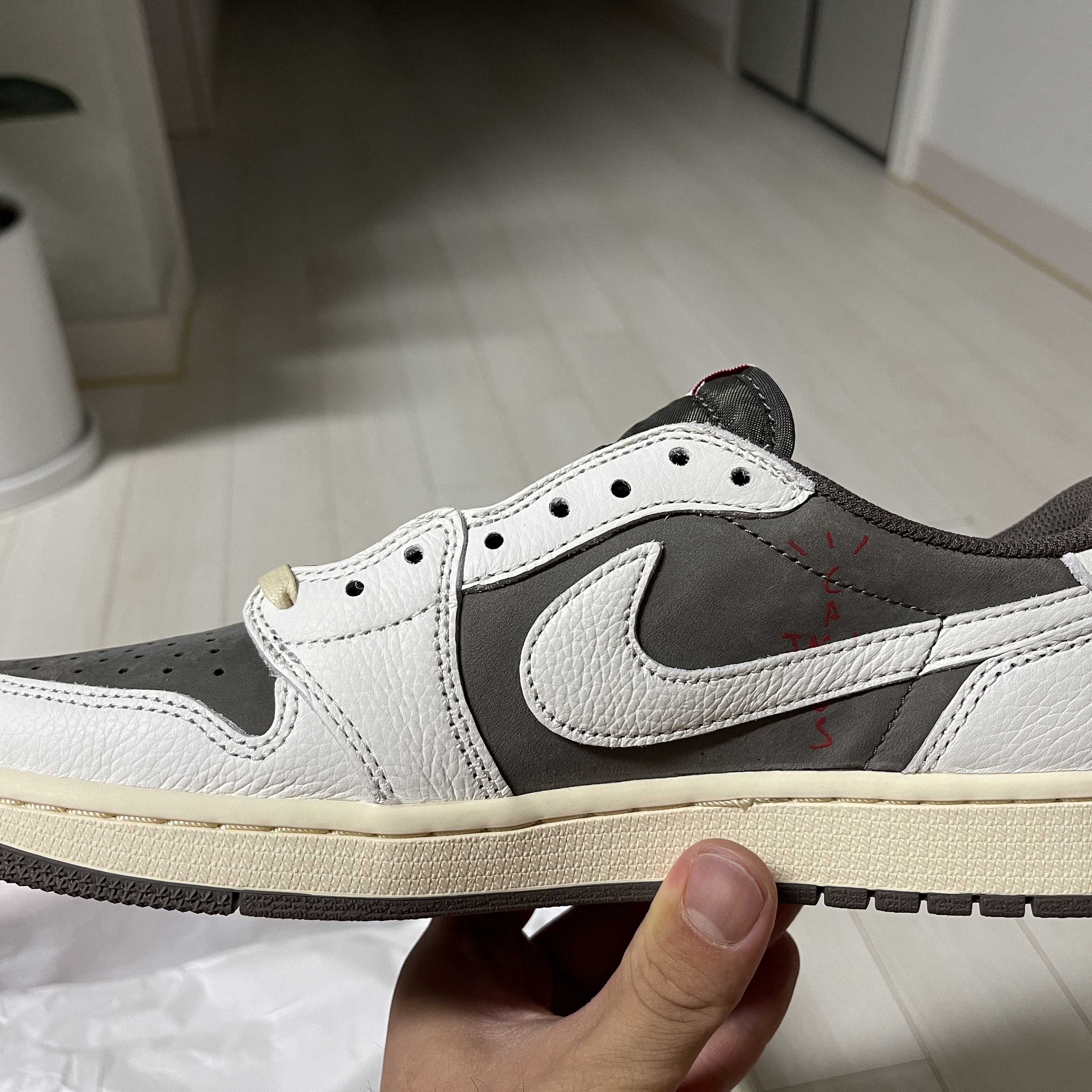 Jordan 1 x Travis Scott Retro Low OG SP Sail and Ridgerock 착용 스타일 - 4