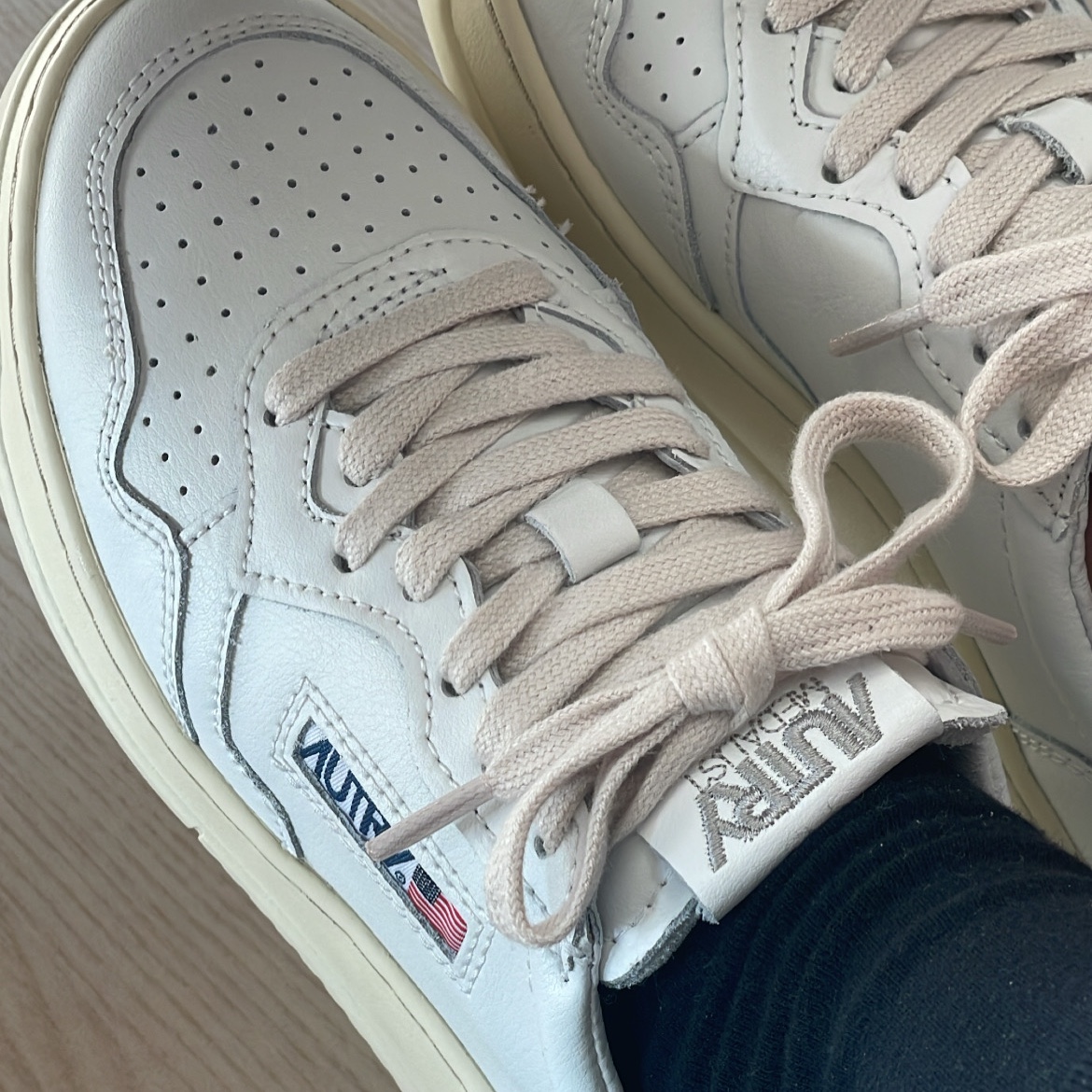 (W) Autry Medalist Low Leather Sneakers White 착용 스타일 - 1
