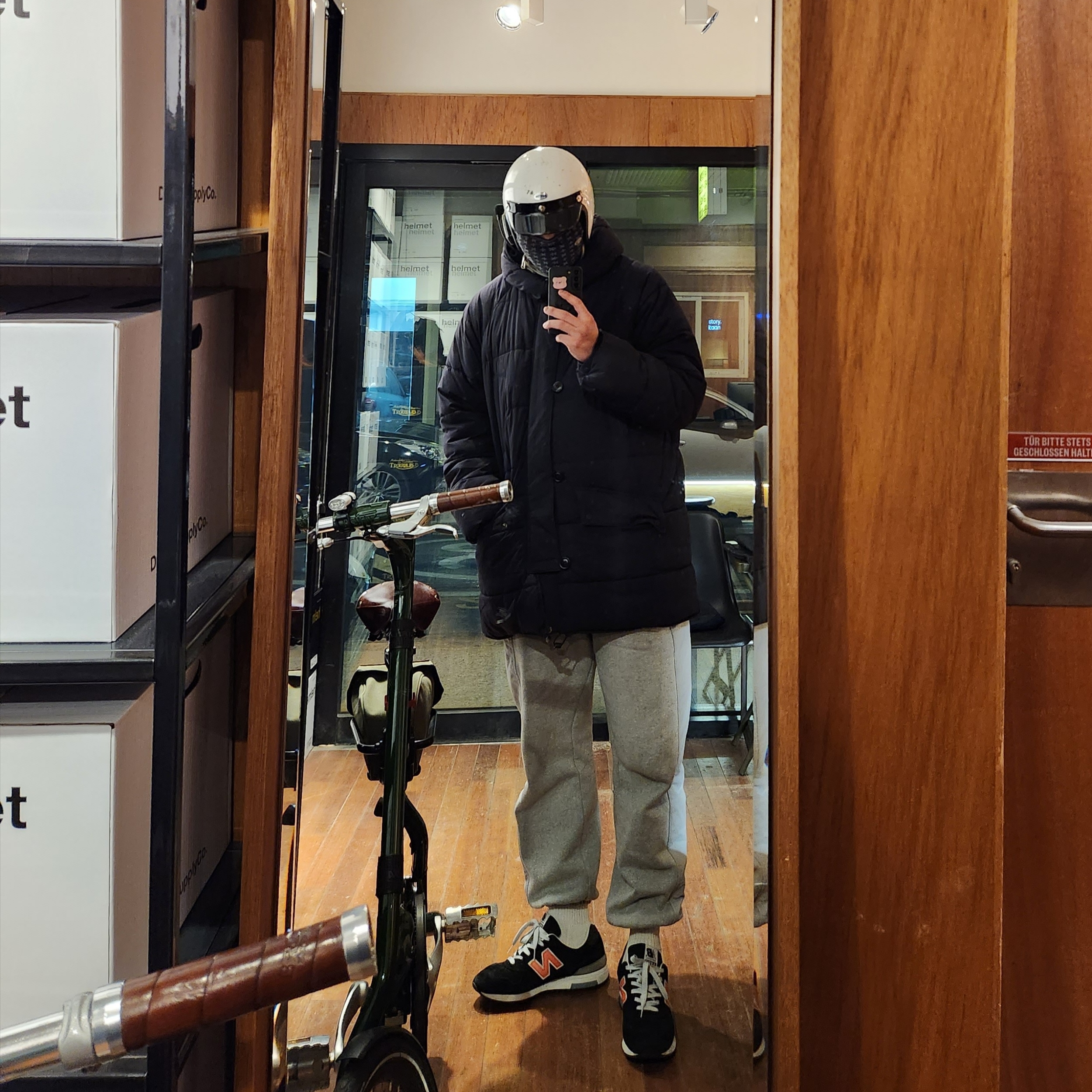 New Balance x J.Crew 1400 Made in USA Black Orange 착용 스타일