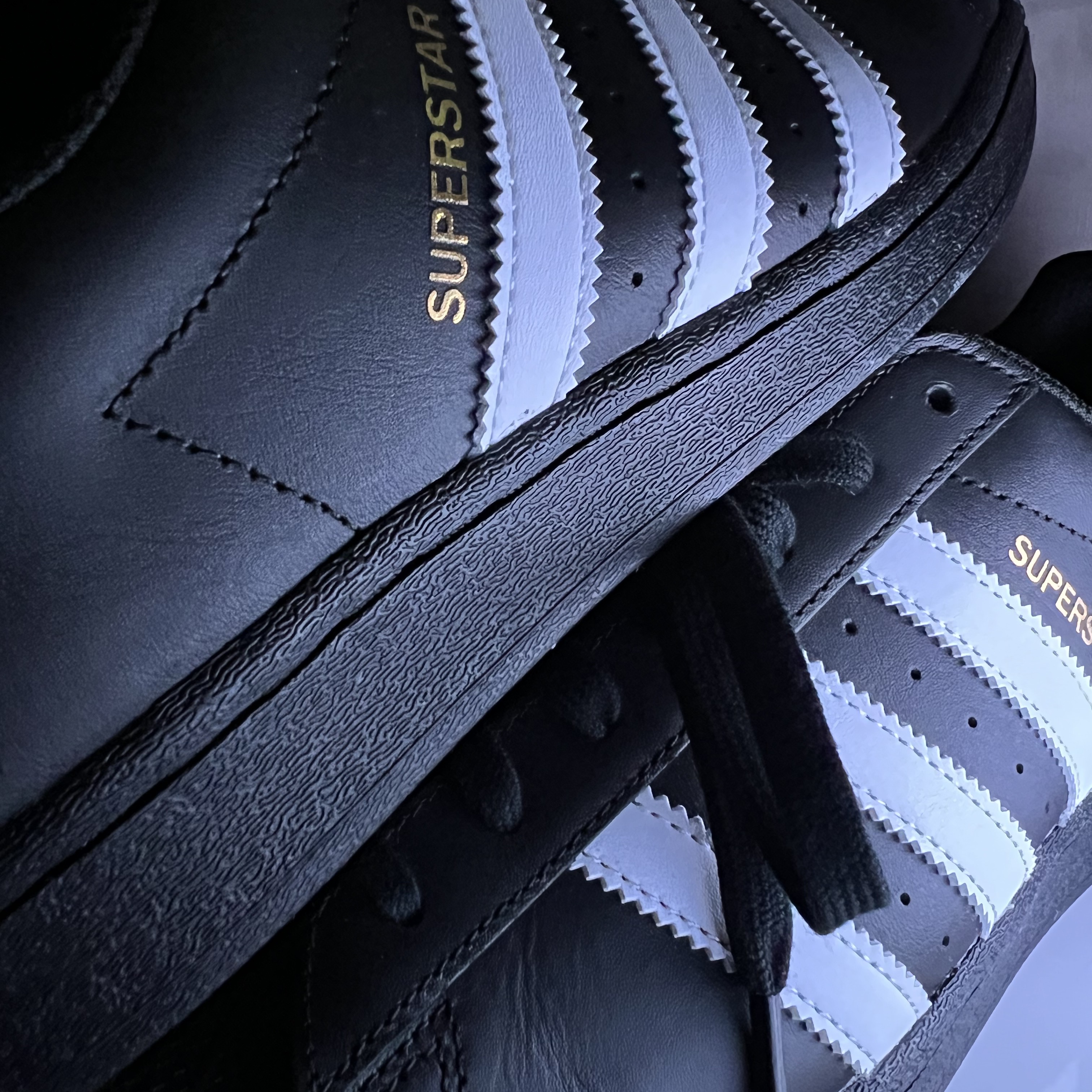 Adidas Superstar Core Black White 착용 스타일 - 2
