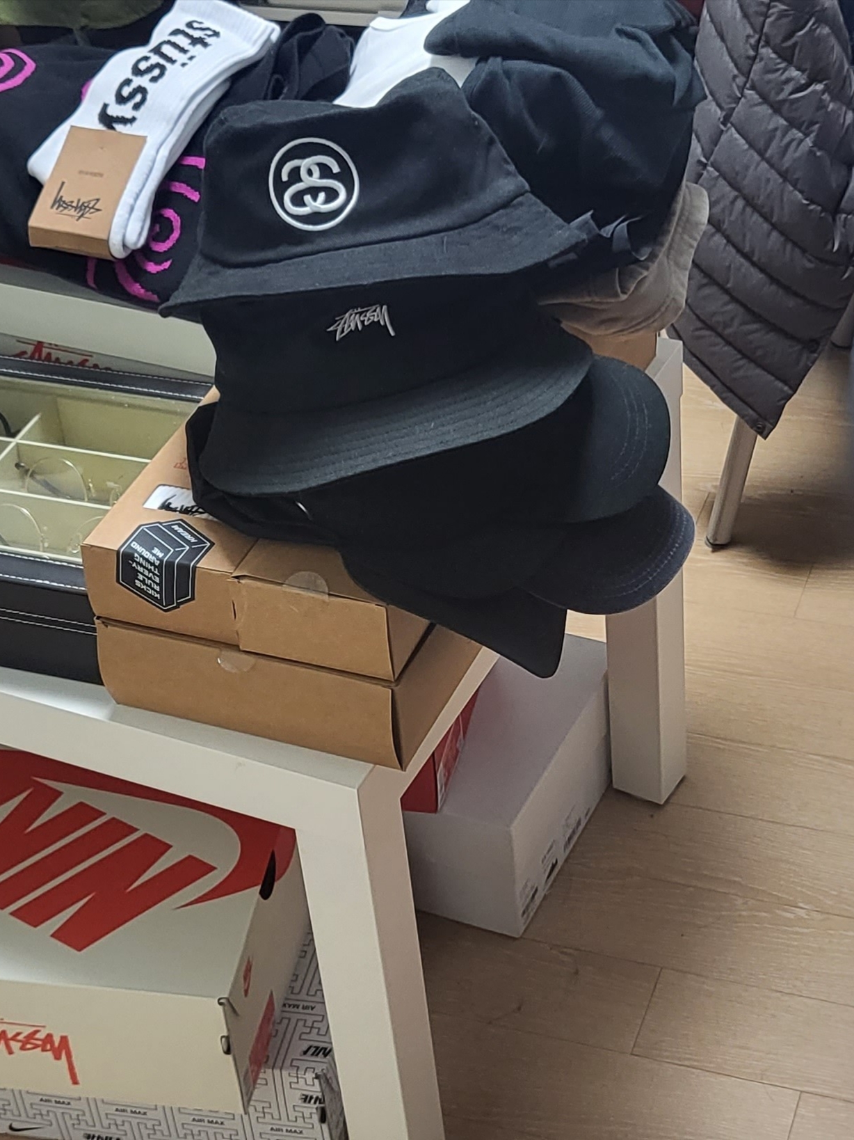 Stussy 8 Ball Rug Black 착용 스타일 - 2