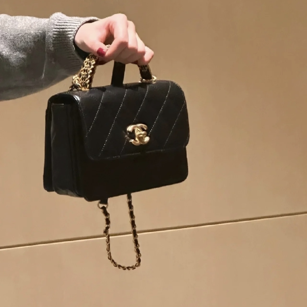 Chanel Small Flap Bag With Top Handle Shiny Calfskin & Gold Black 착용 스타일 - 1