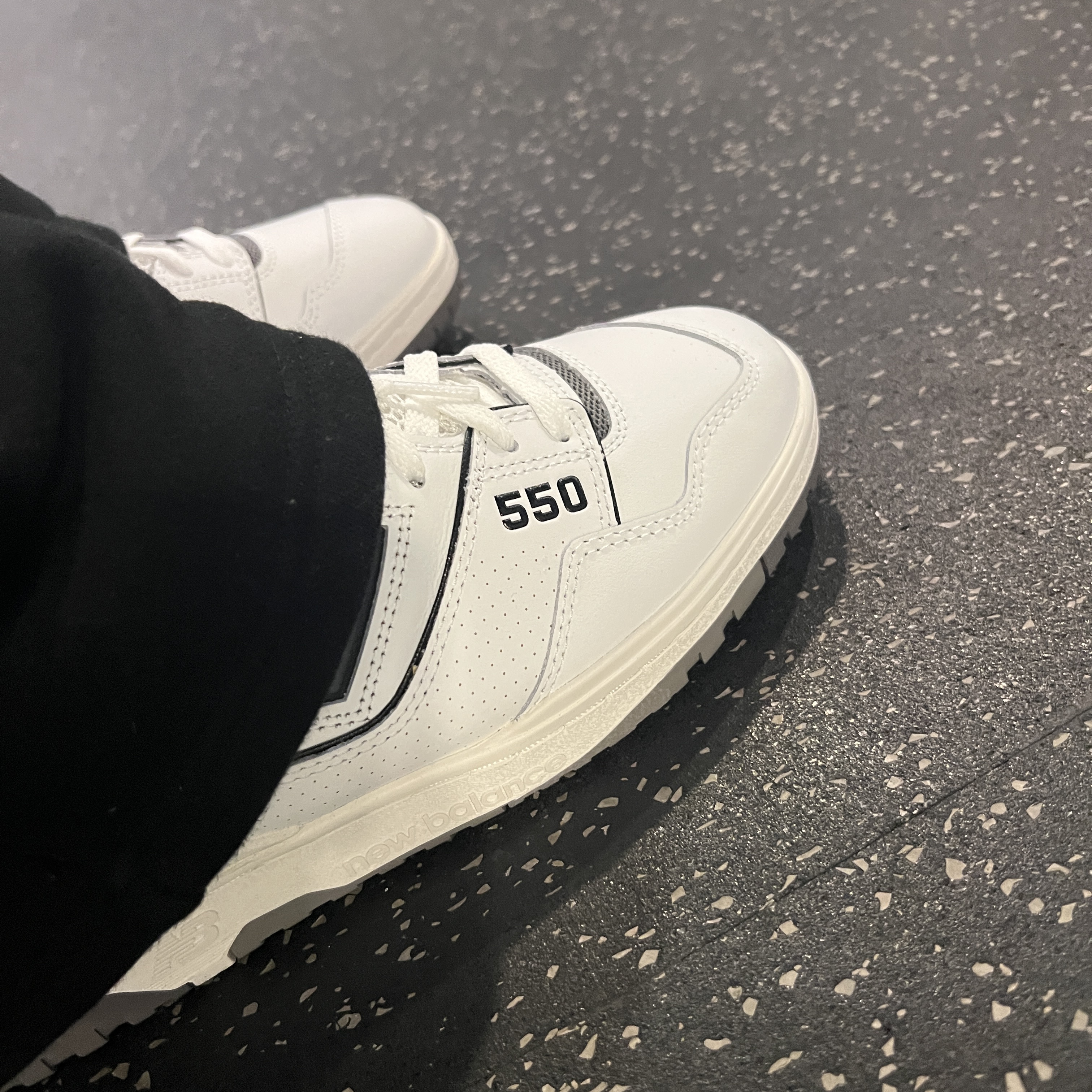 New Balance 550 White Grey Dark Grey - 2E Wide 착용 스타일