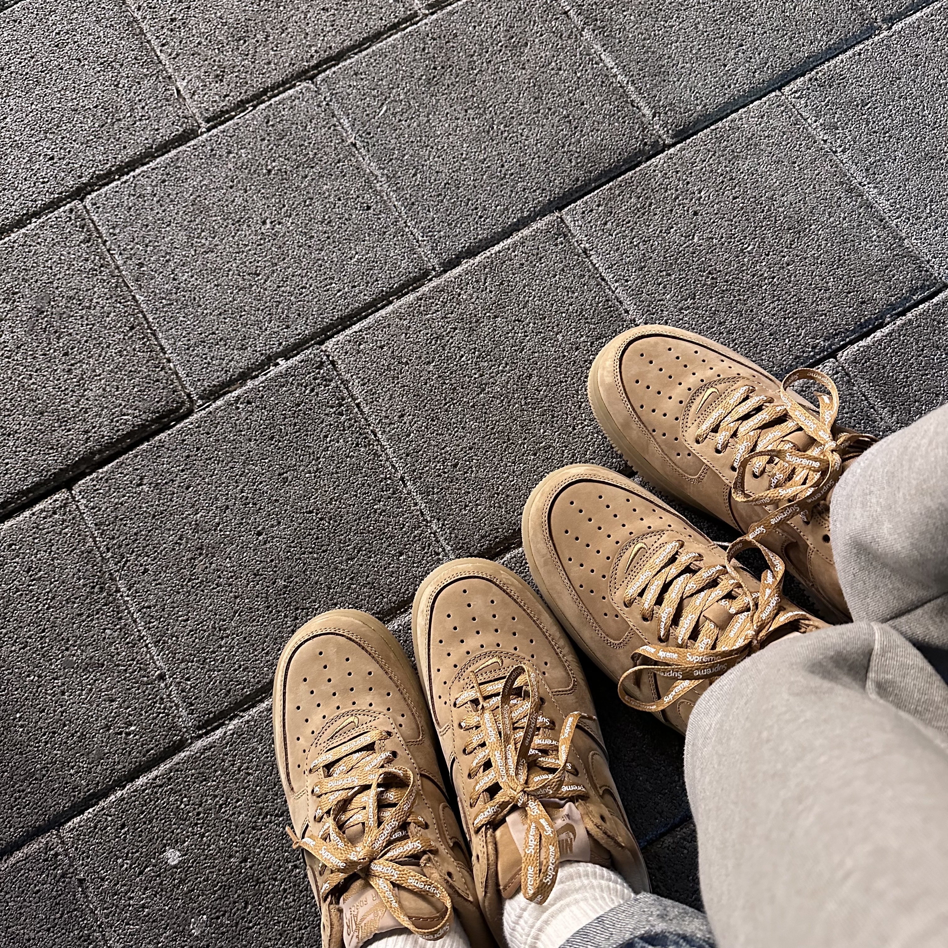 Nike x Supreme Air Force 1 Low Flax 착용 스타일