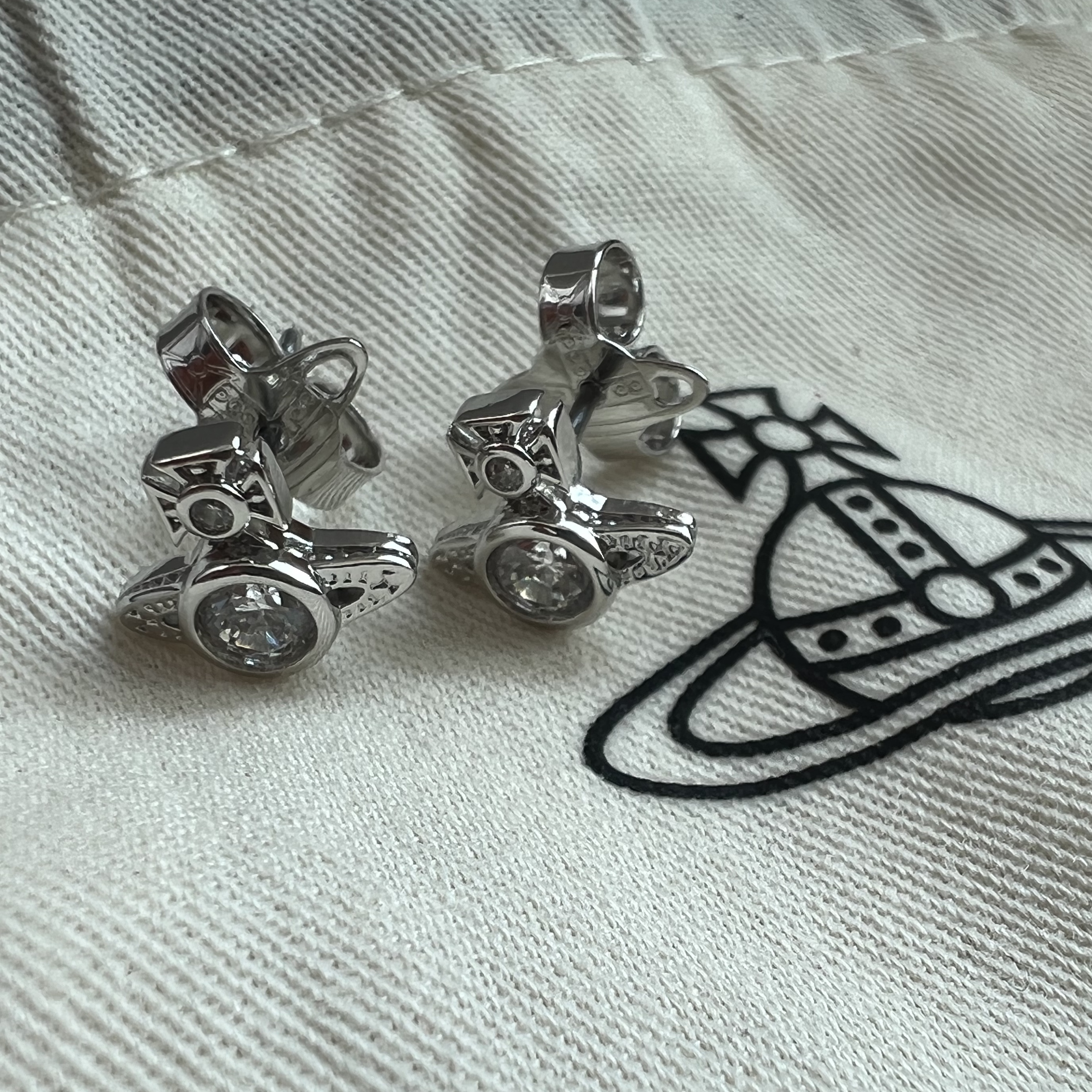 (W) Vivienne Westwood London Orb Earrings Silver 착용 스타일 - 2
