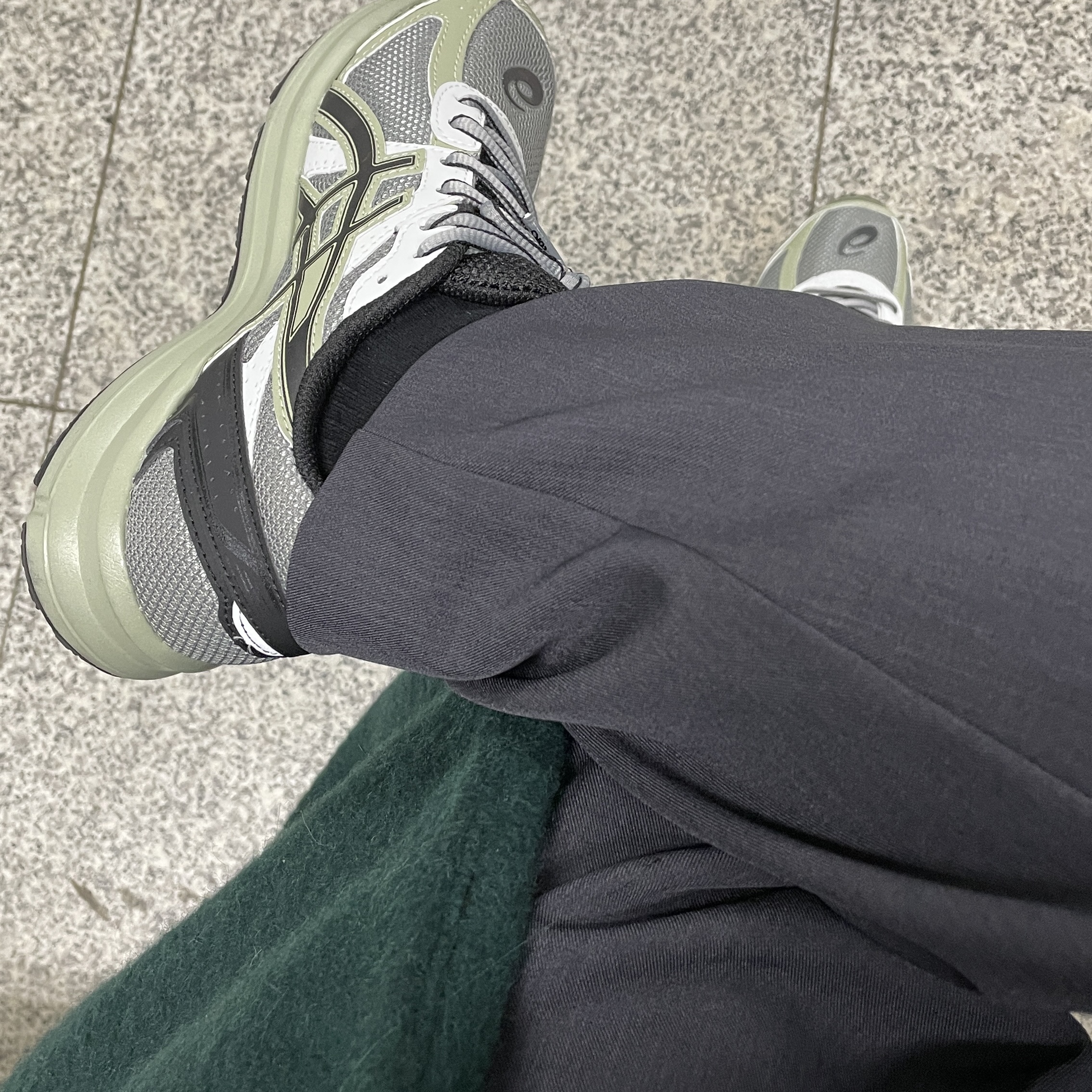 Asics Jog 100 S Sheet Rock - 2E Wide 착용 스타일