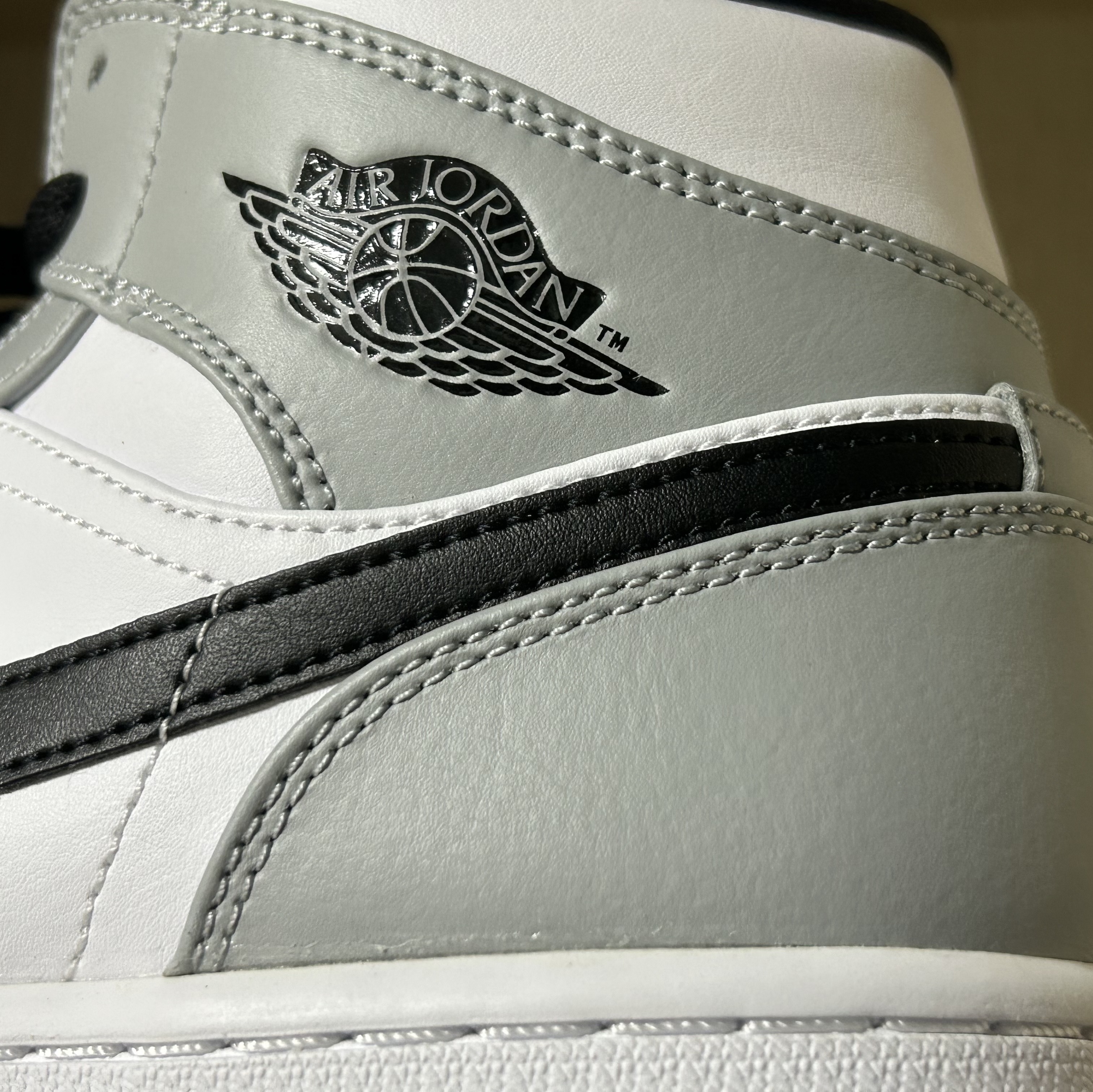 Jordan 1 Mid Light Smoke Grey 착용 스타일 - 3