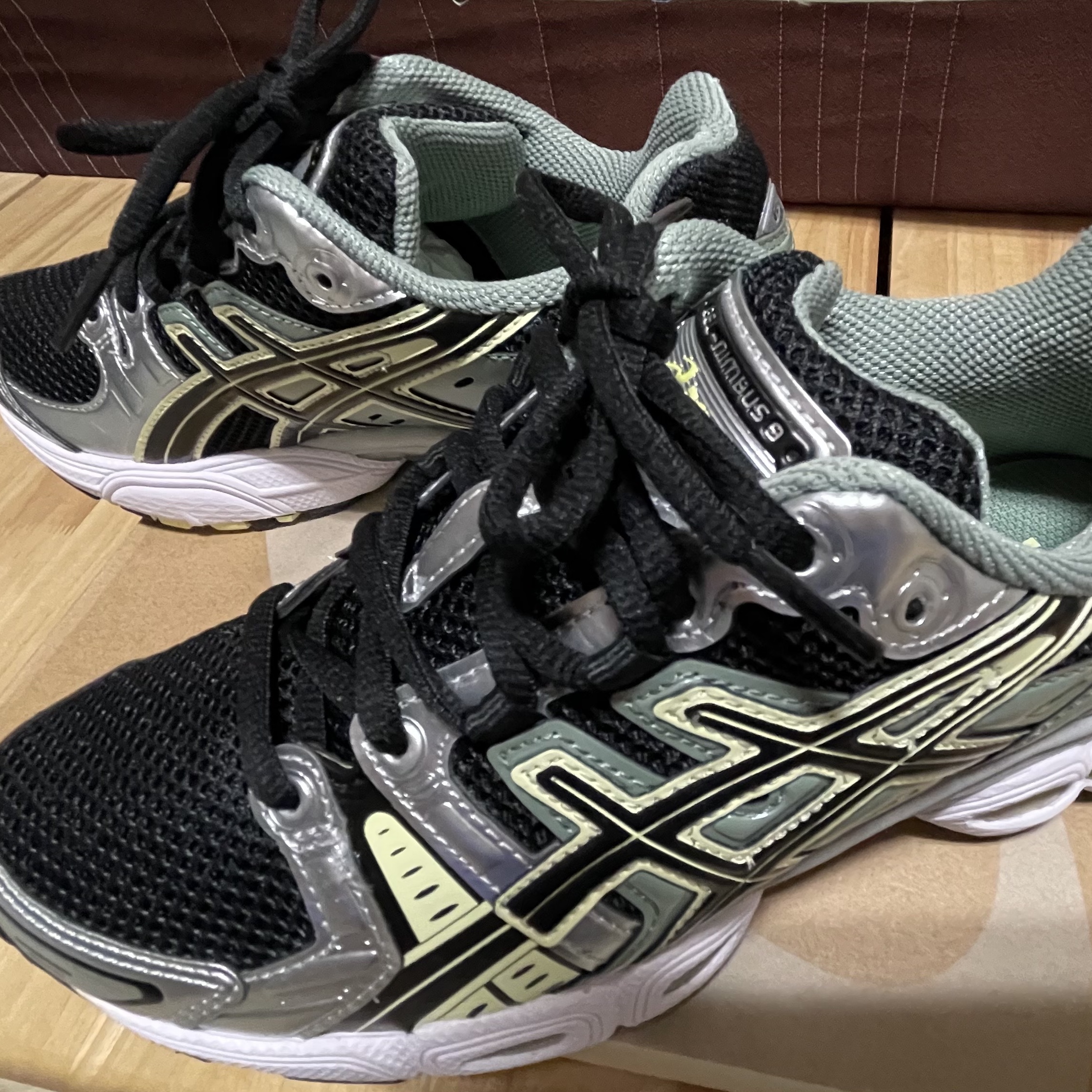 Asics Gel-Nimbus 9 Pure Silver Black 착용 스타일 - 2