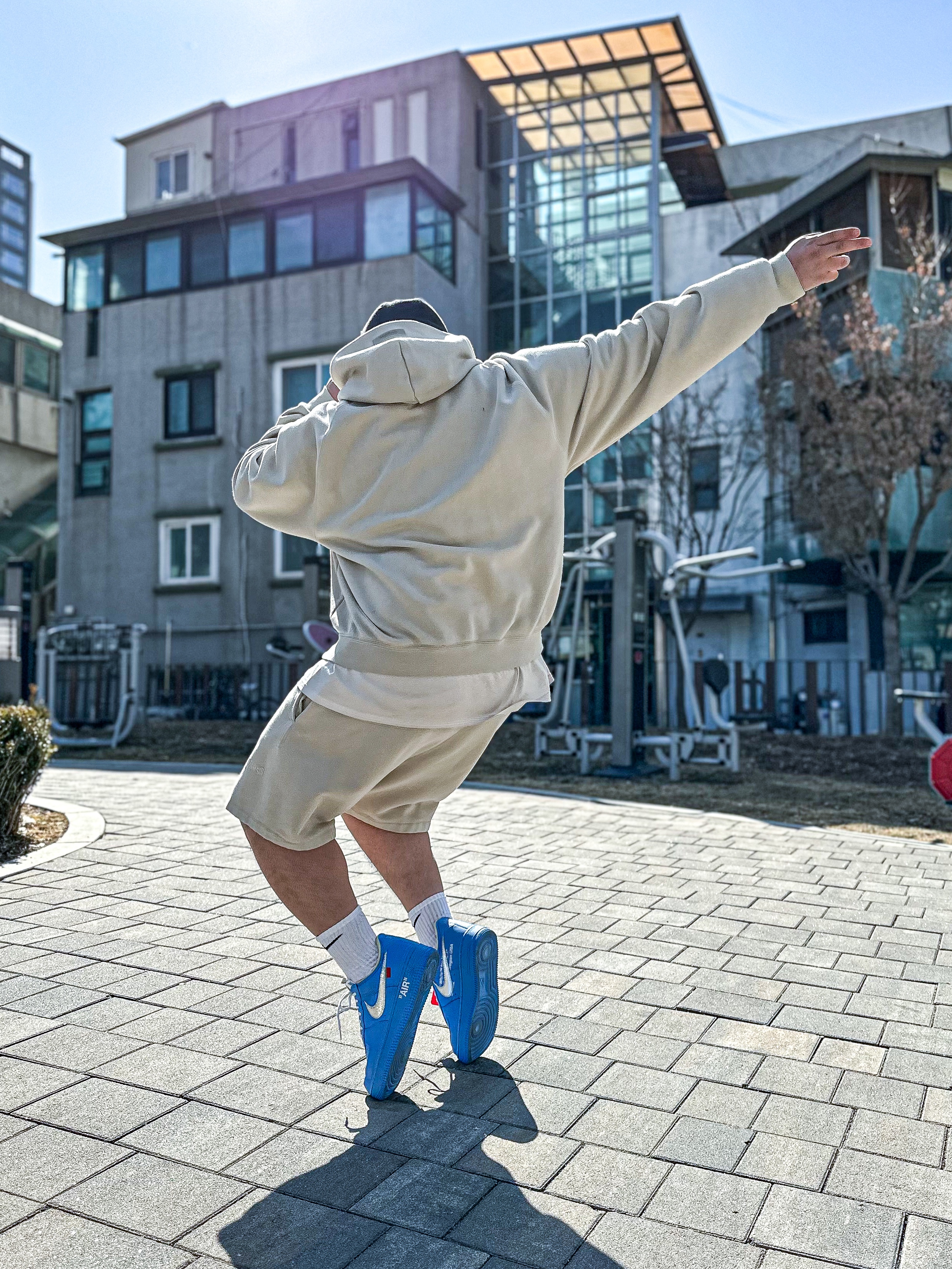 Nike x Off-White Air Force 1 Low MCA University Blue, Essentials 1977 Hoodie Wheat - 22SS 착용 스타일 - 1
