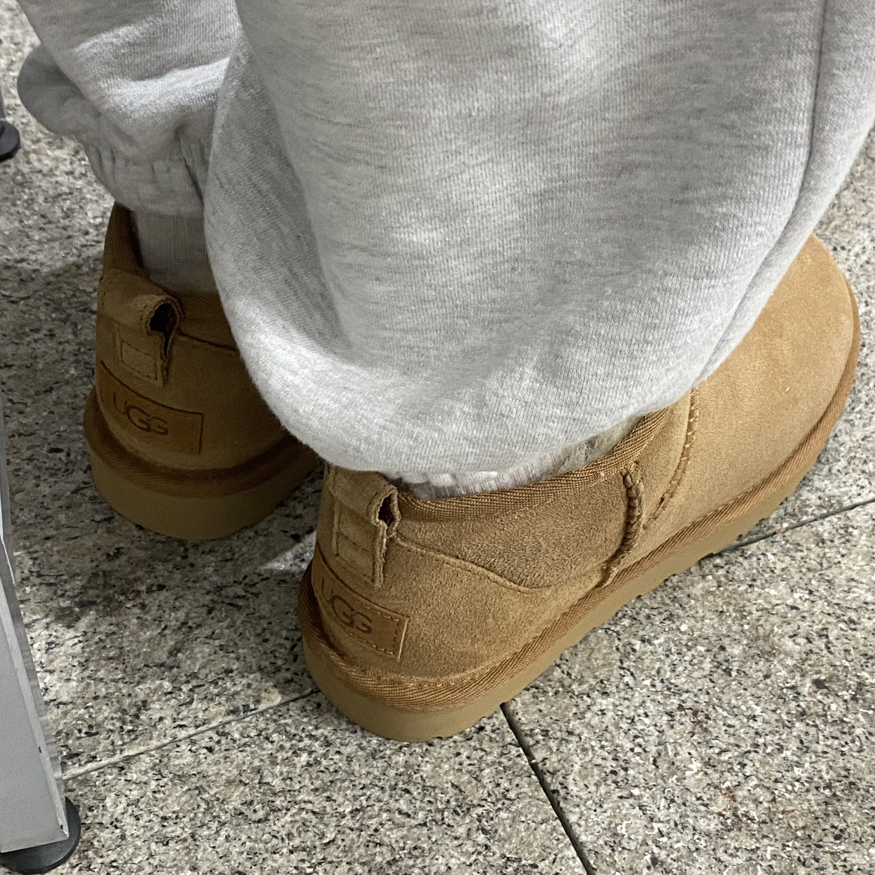 (W) UGG Classic Ultra Mini Boots Chestnut 착용 스타일 - 1