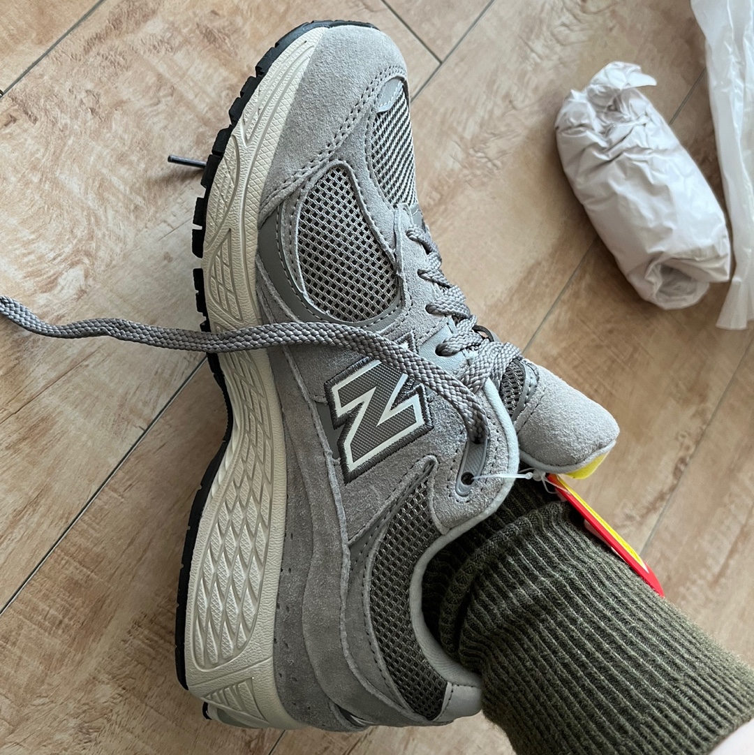 New Balance 2002R Grey 착용 스타일 - 2