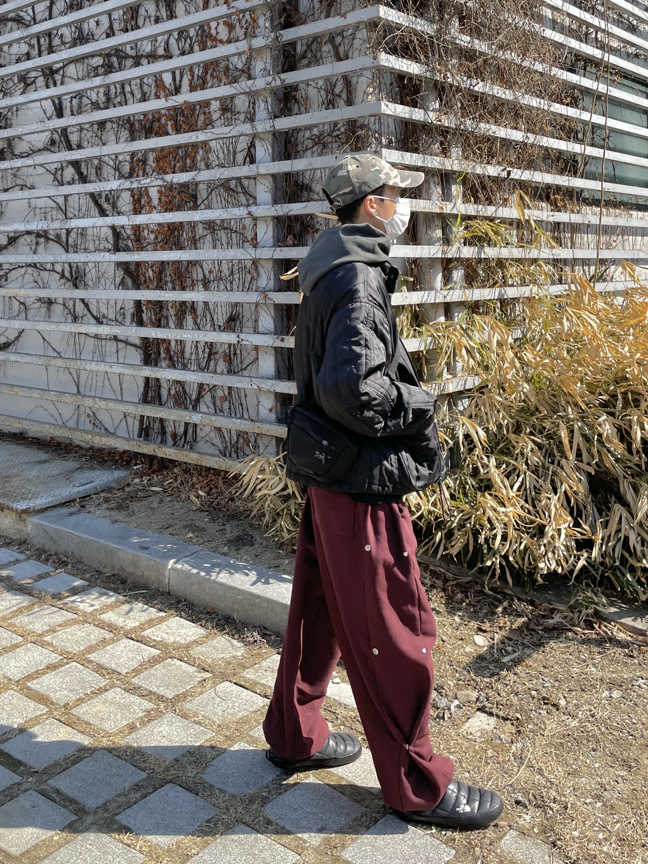 Arc'teryx Mantis 1 Waistpack Black, The North Face Thermoball Traction Mule V Black 착용 스타일