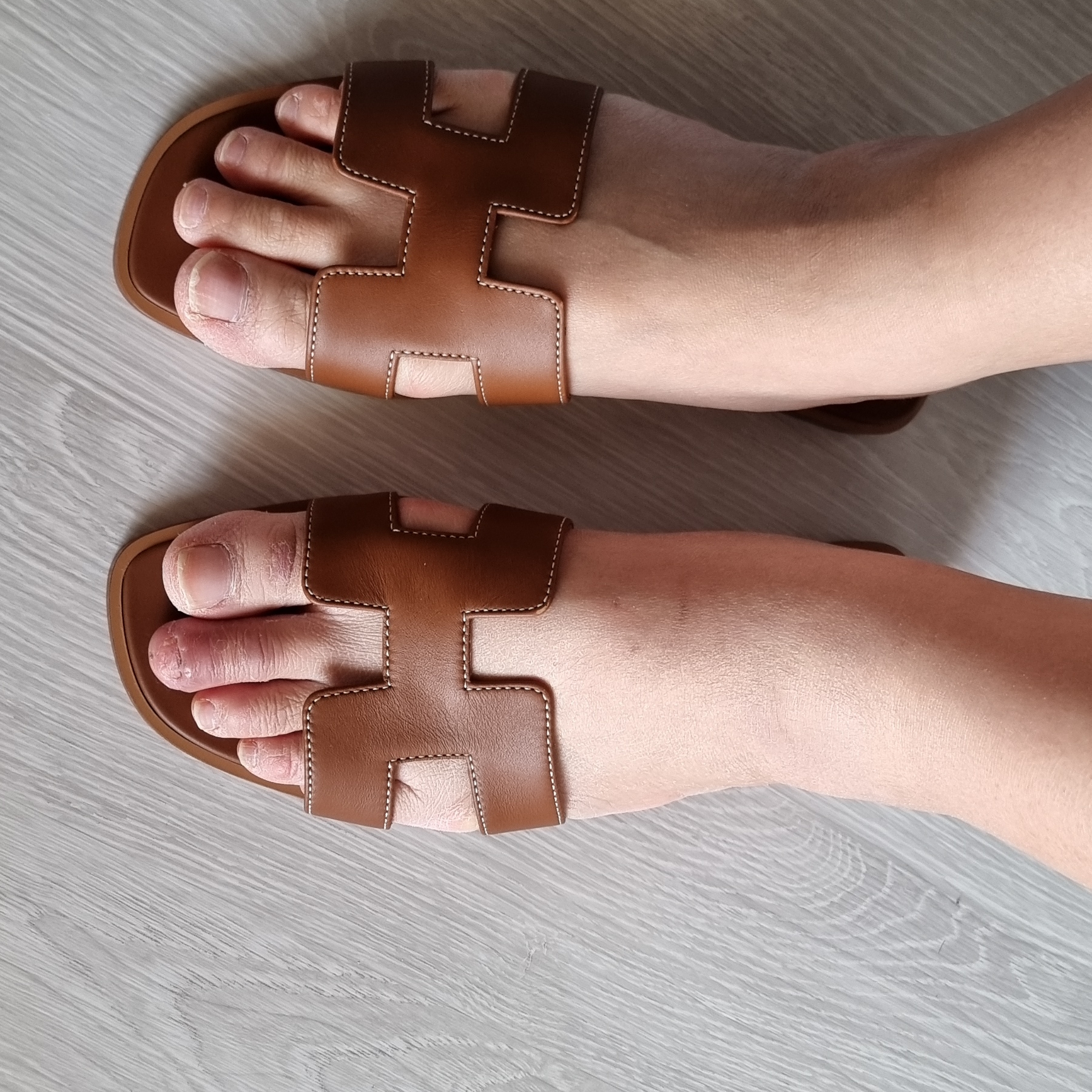 (W) Hermes Oran Sandal Calfskin & Gold Piqures Ecrues 착용 스타일