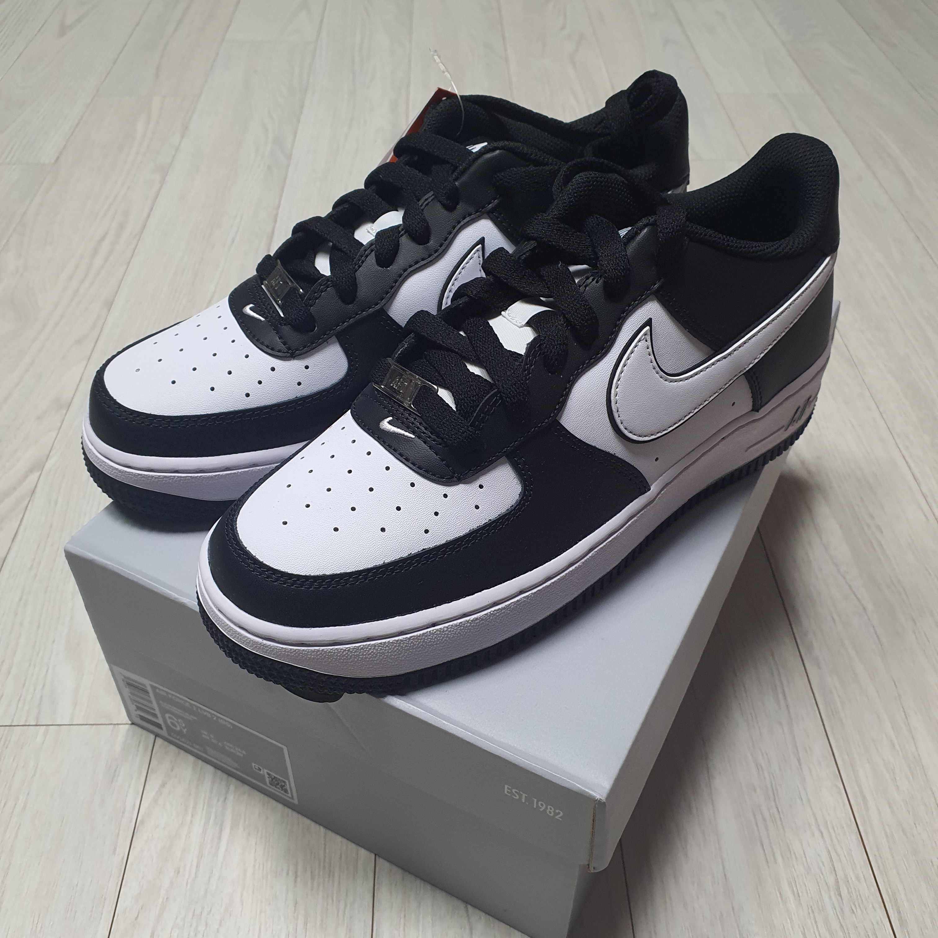 (GS) Nike Air Force 1 LV8 2 Black White 착용 스타일