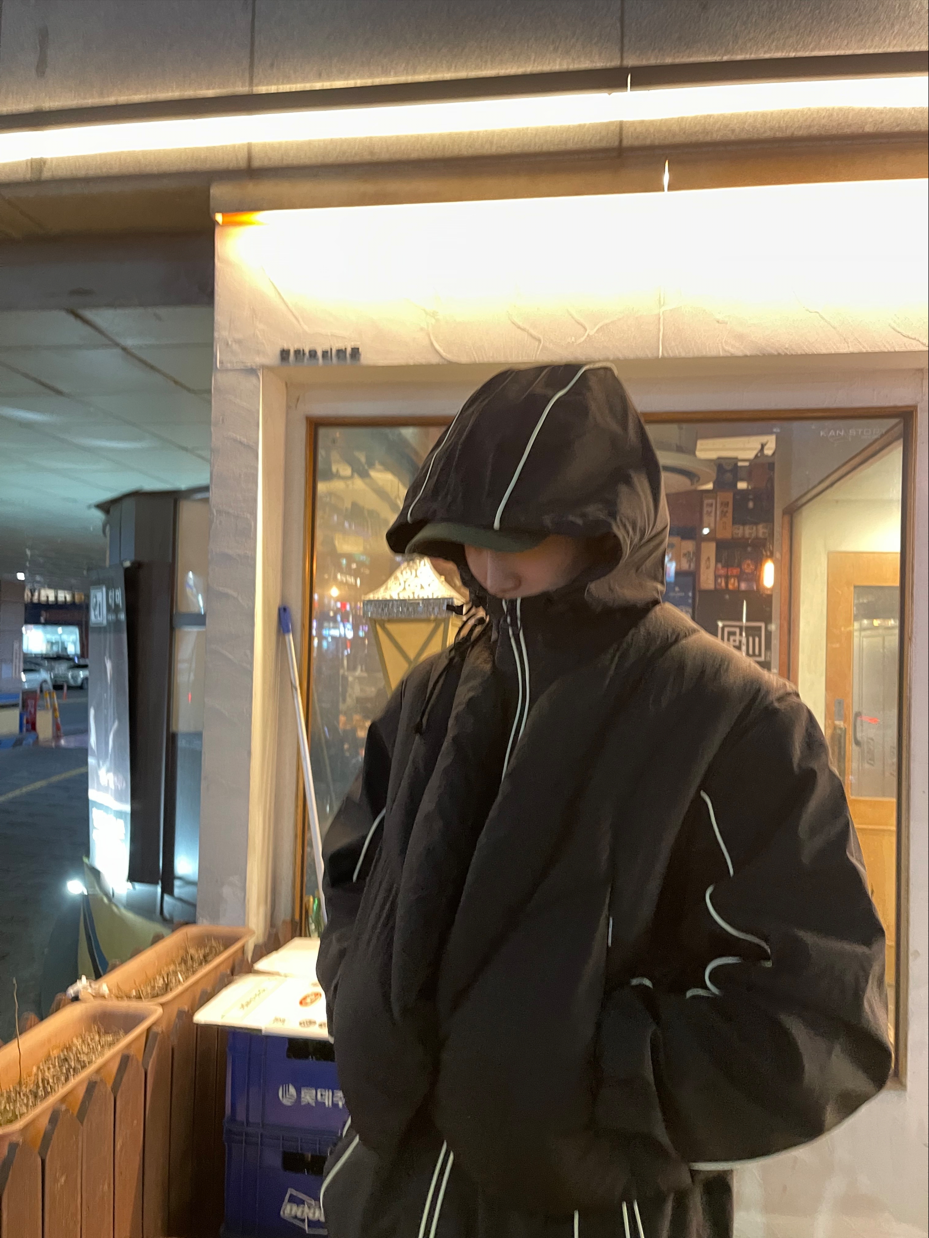 Diesel J-Hives Windbreaker with Contrast Piping Black, Stone Island 31303 Stretch Cotton Tela Paracadute Cargo Pants Olive Green - 22SS 착용 스타일 - 2