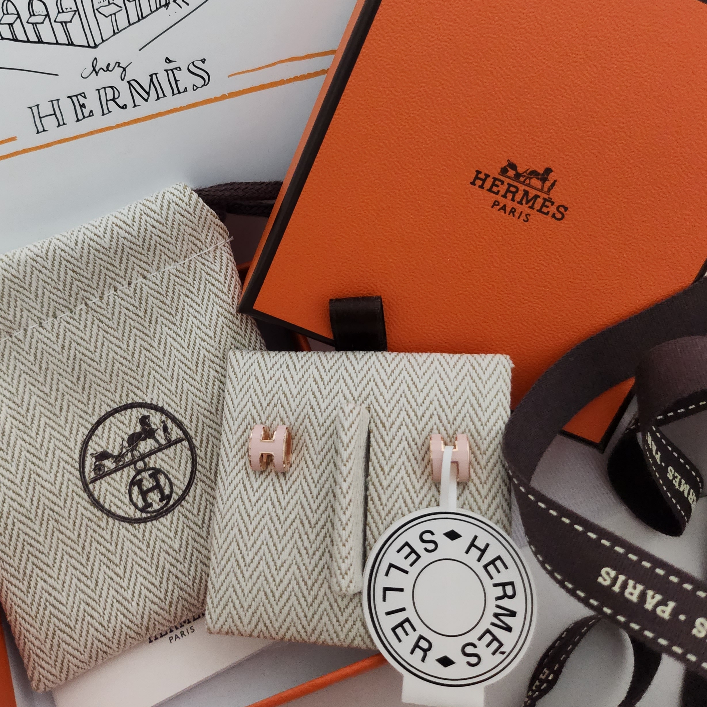 (W) Hermes Mini Pop H Earrings Rose Gold & Rose Dragee 착용 스타일