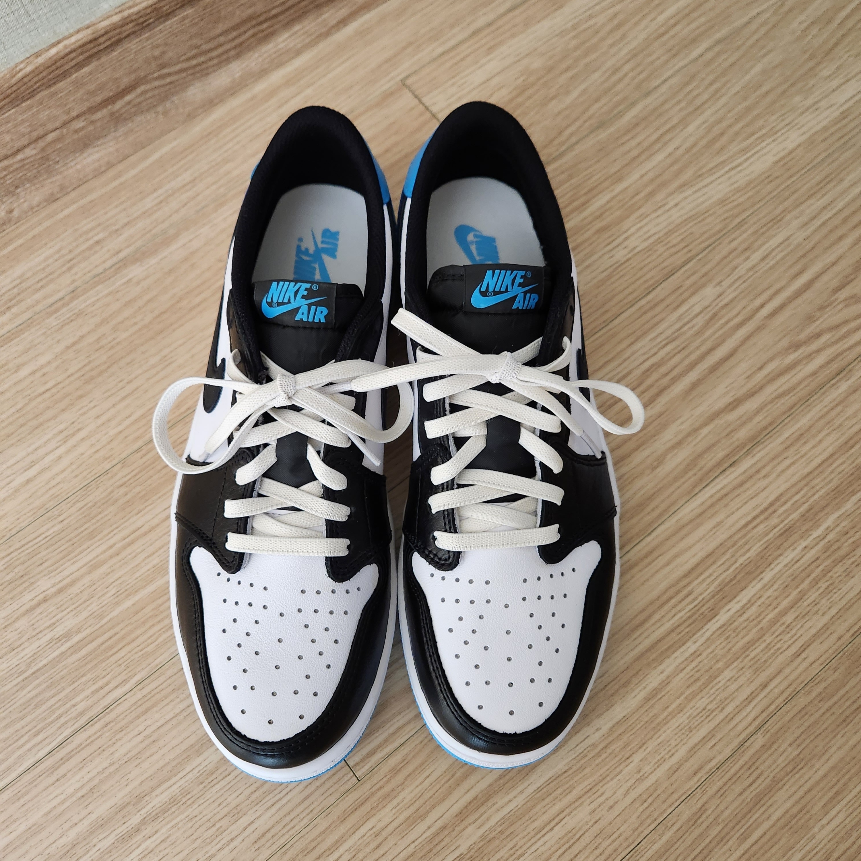 Jordan 1 Retro Low OG Black and Dark Powder Blue 착용 스타일 - 1