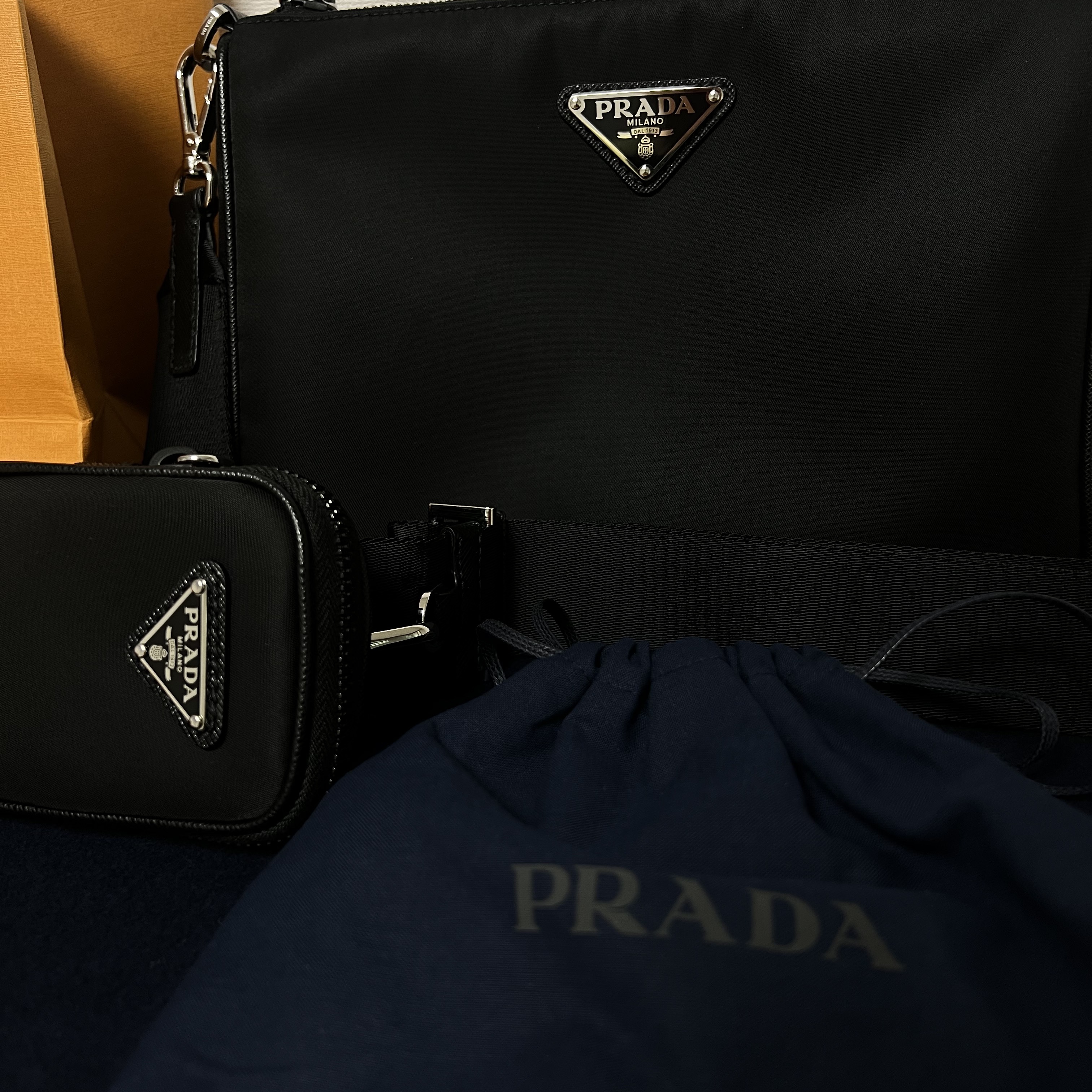 Prada Re-Nylon and Saffiano Leather Shoulder Bag Black 착용 스타일 - 2