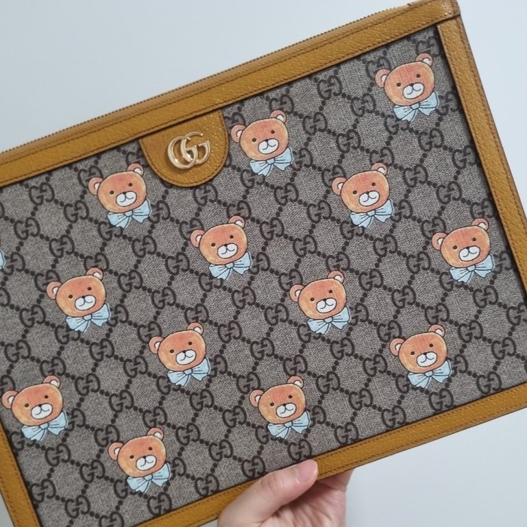 Gucci x Kai Pouch Beige 착용 스타일