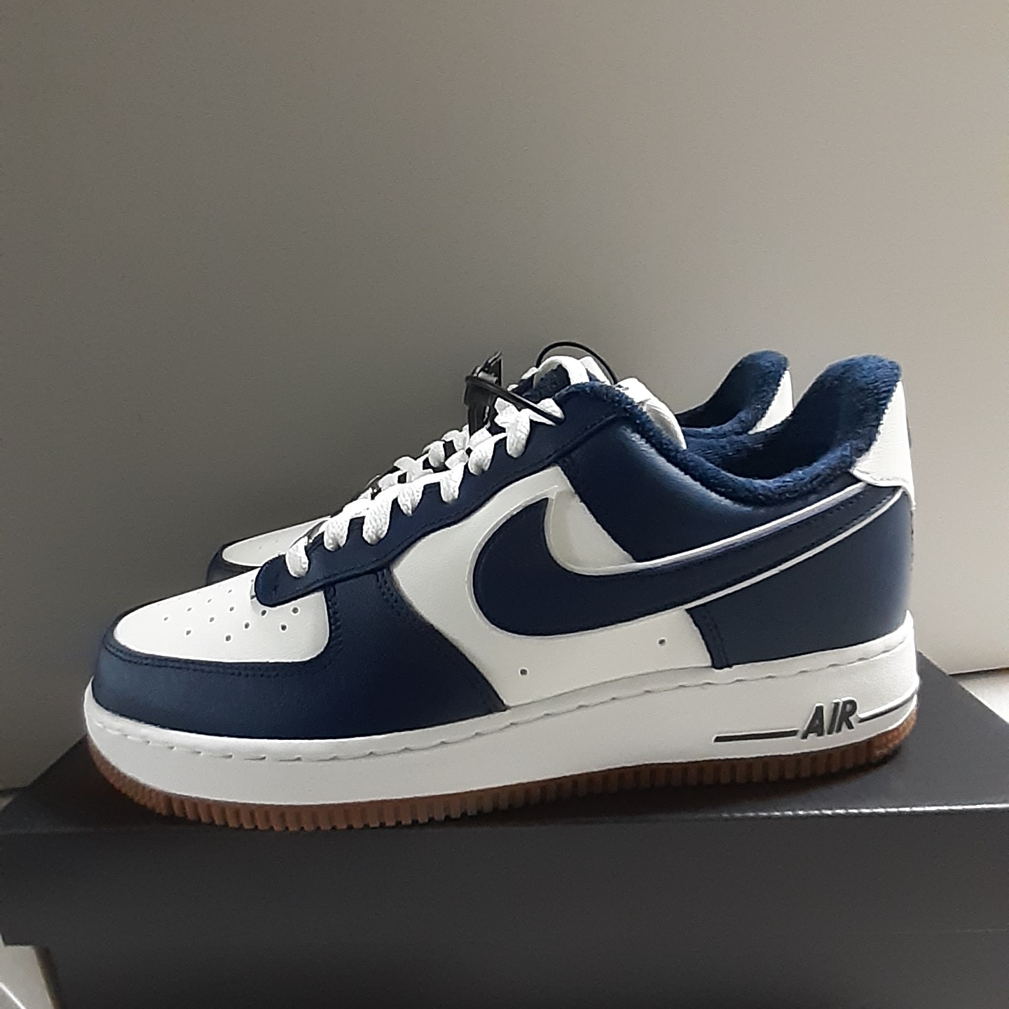 Nike Air Force 1 '07 LV8 Midnight Navy 착용 스타일