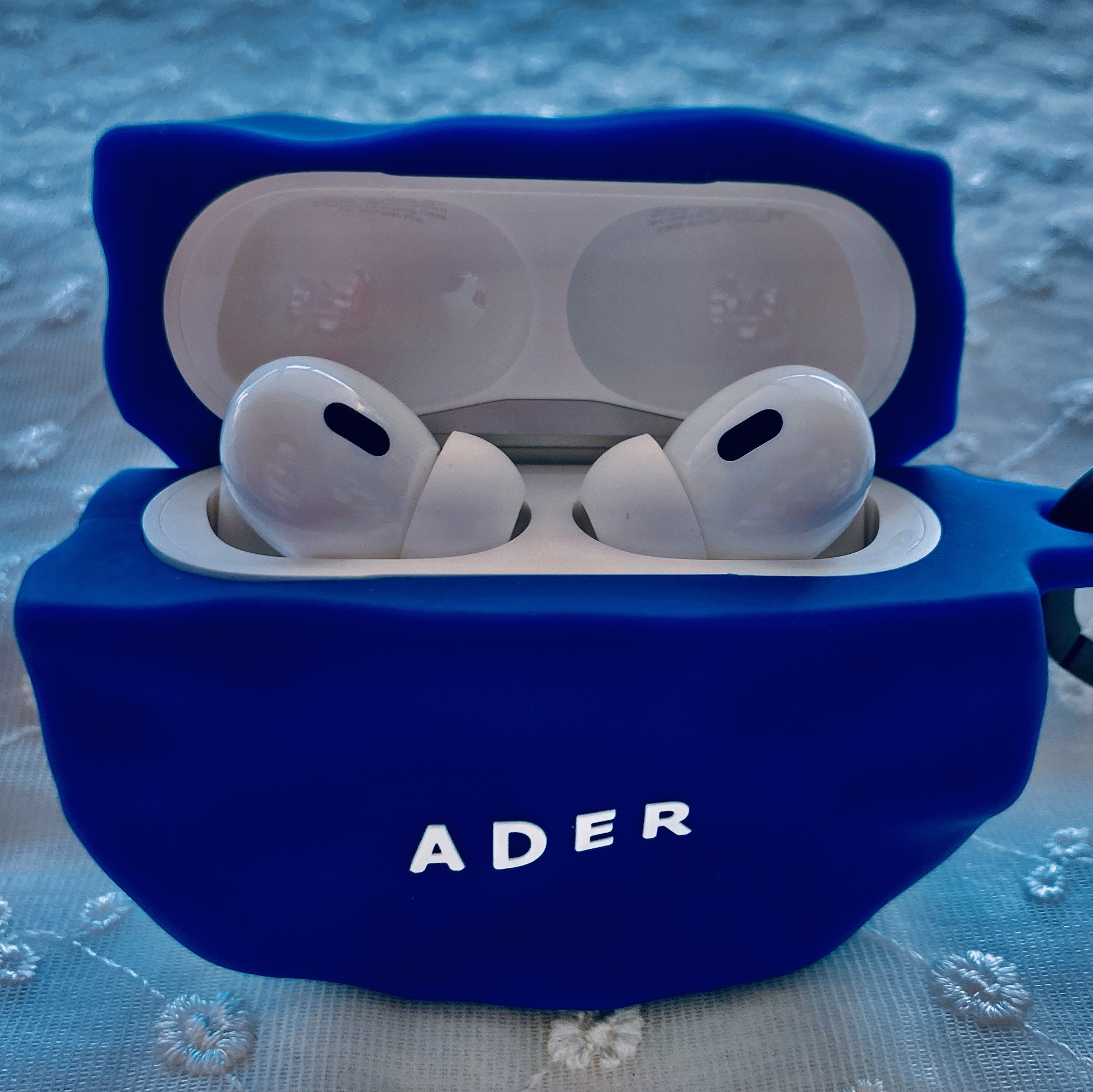 Apple AirPods Pro 2nd Gen (Korean Ver.), Casetify x Ader Error Wavy Collectable AirPods Pro 1st/2nd gen Case Blue 착용 스타일 - 1