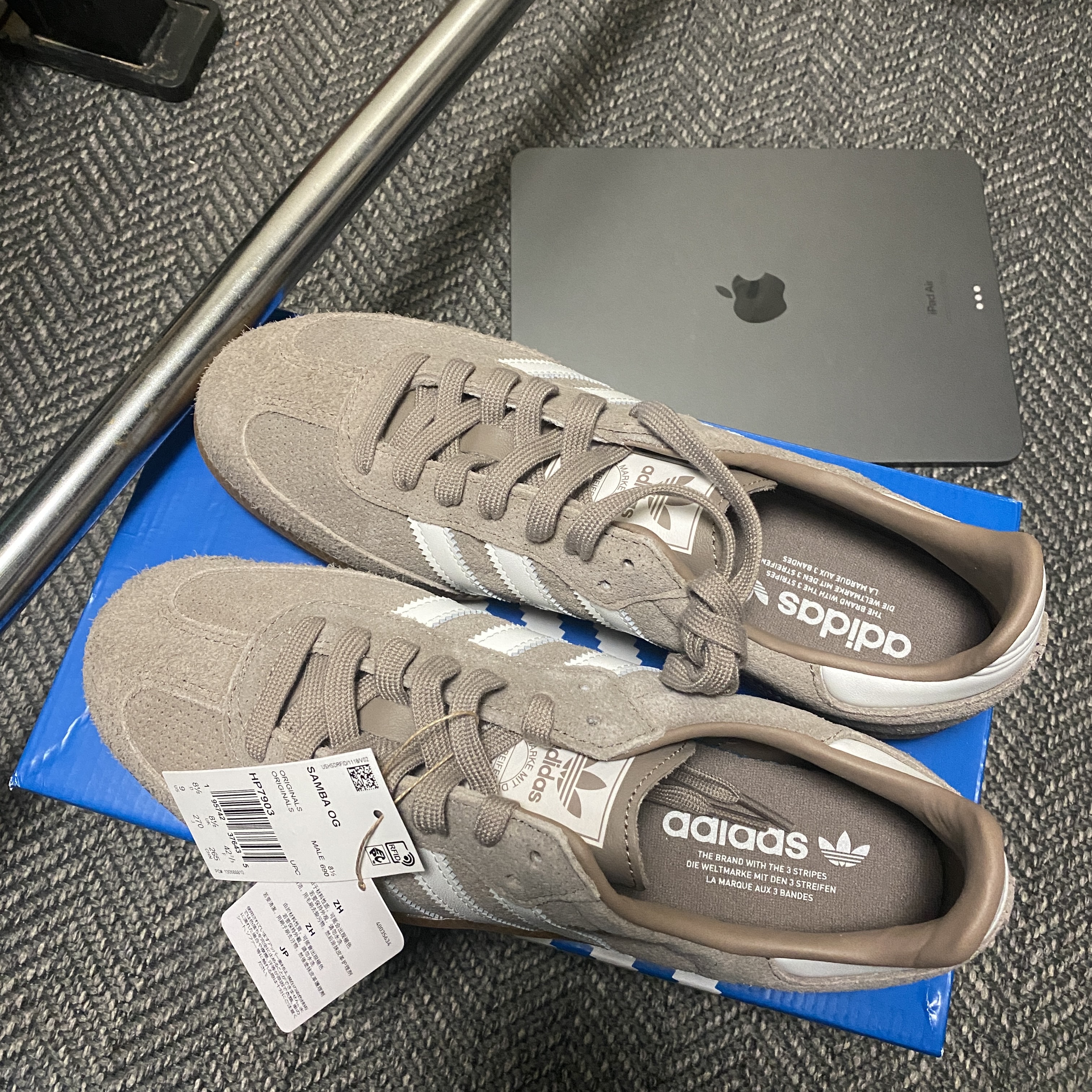 Adidas Samba OG Chalky Brown Core White, Apple iPad Air 5th Gen Wifi 64GB Space Gray (Korean Ver.) 착용 스타일