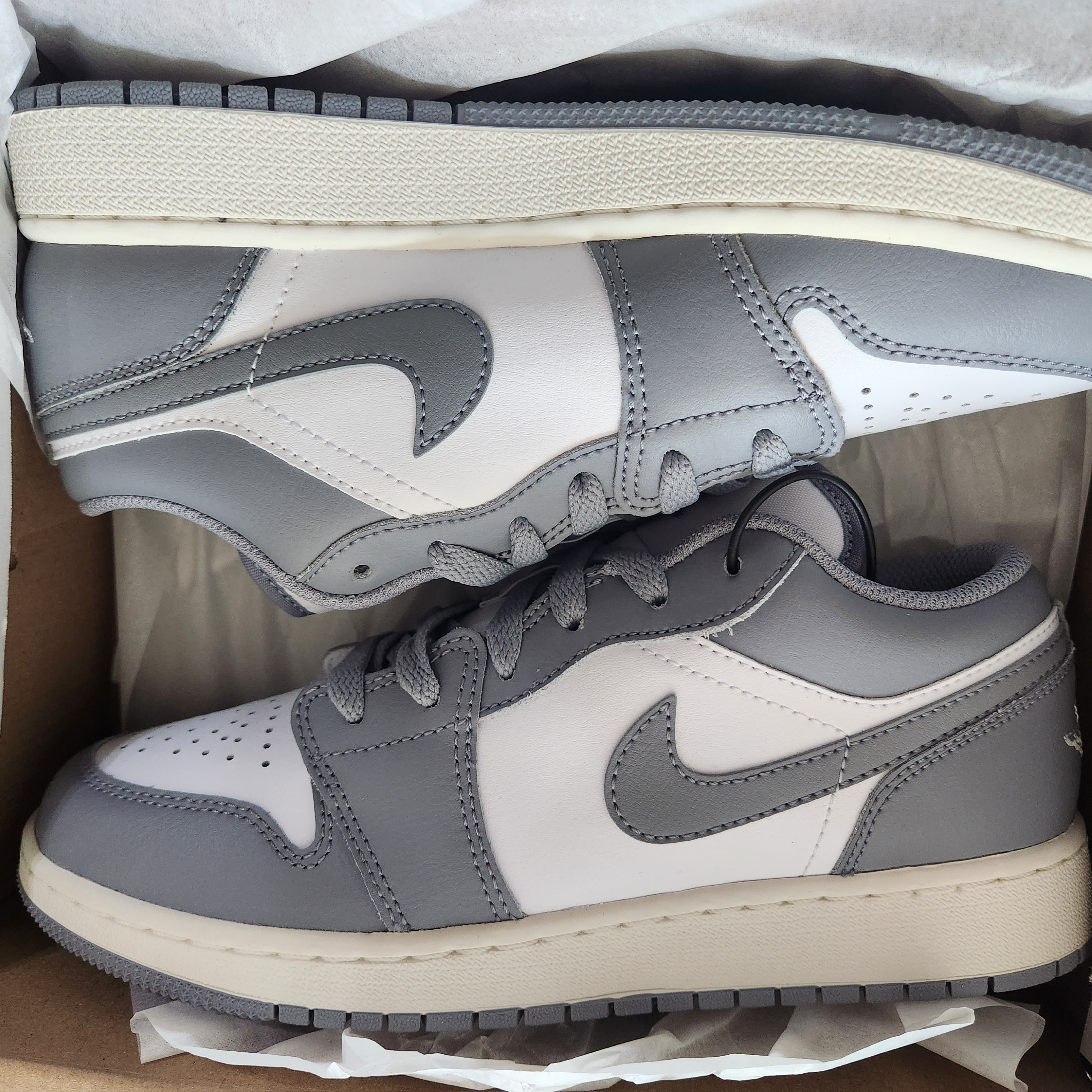 (GS) Jordan 1 Low Stealth and White 착용 스타일 - 3