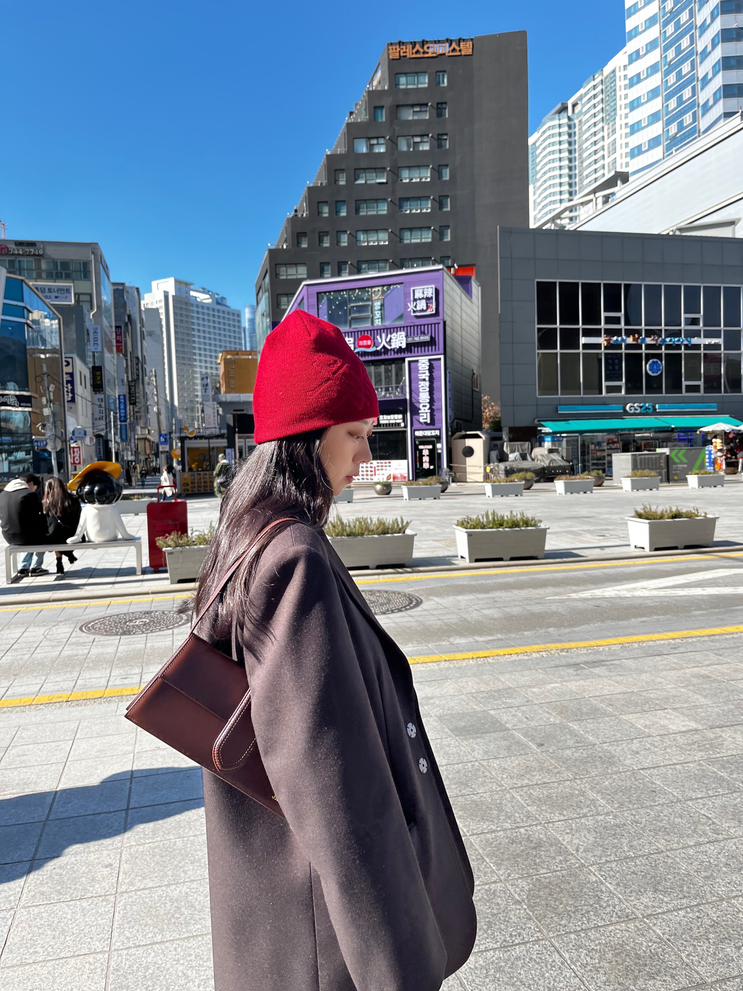Stussy Debossed Stock Logo Beanie Deep Red 착용 스타일