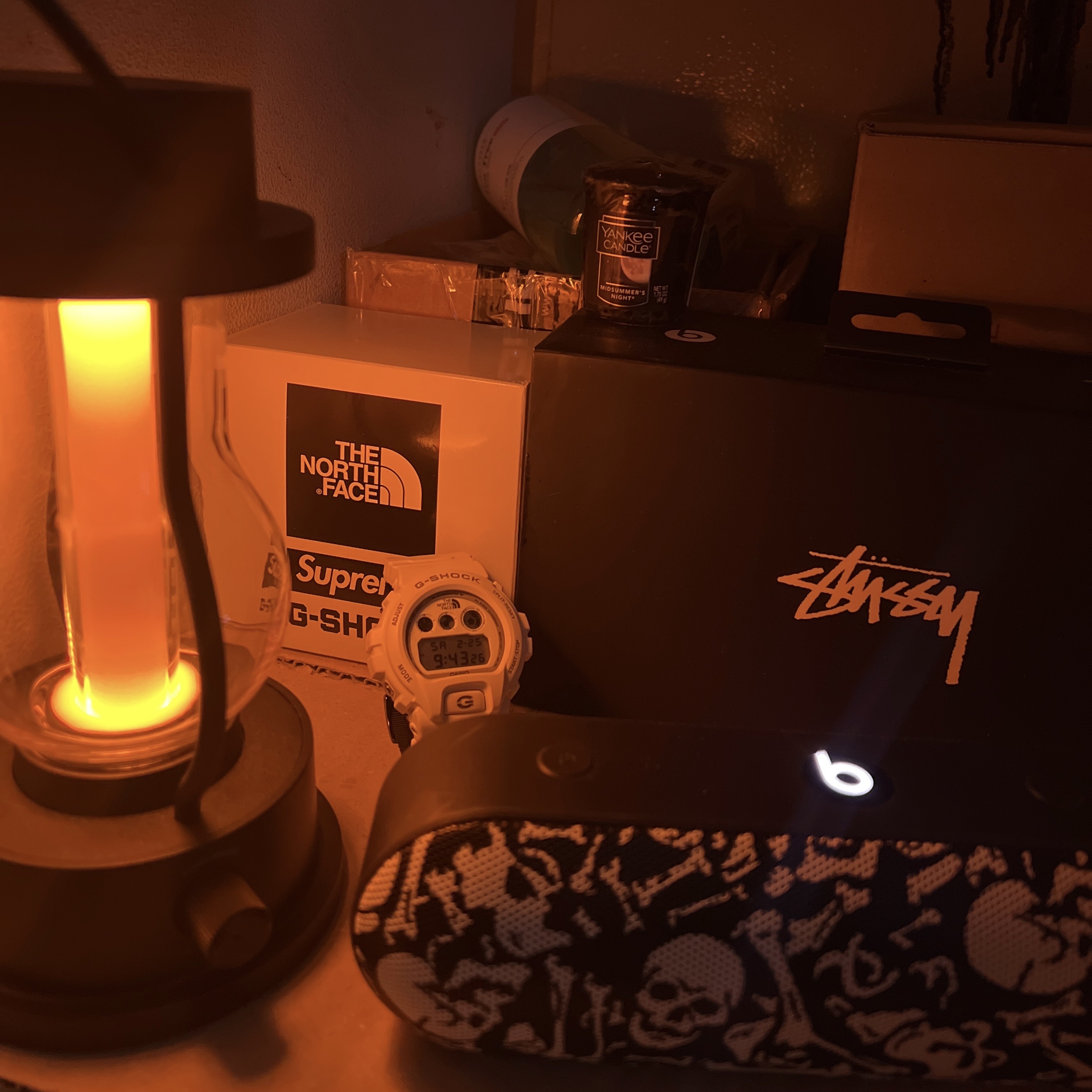Stussy x Beats By Dre Pill+ Black White, Casio G-Shock x Supreme x The North Face DW-6900 White 착용 스타일